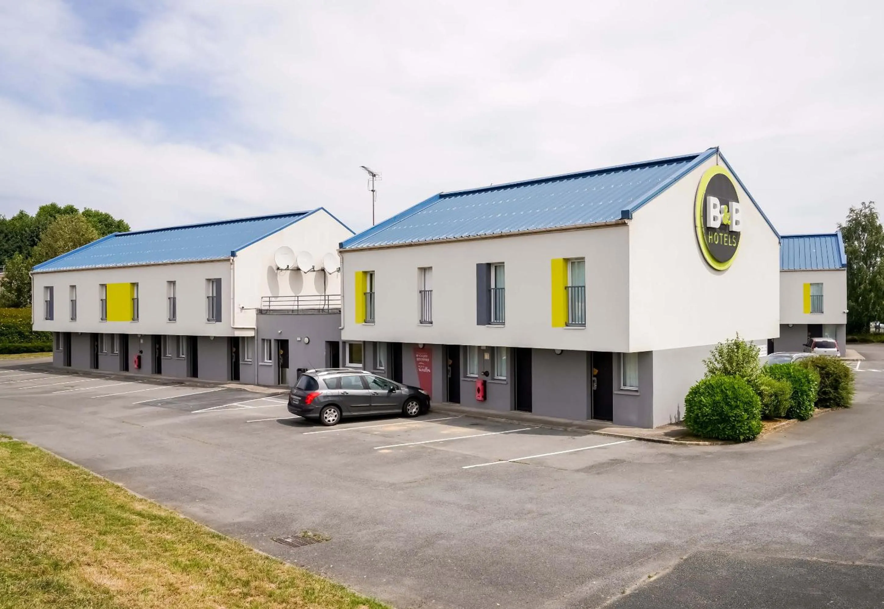 Property building in B&B HOTEL Saint-Witz