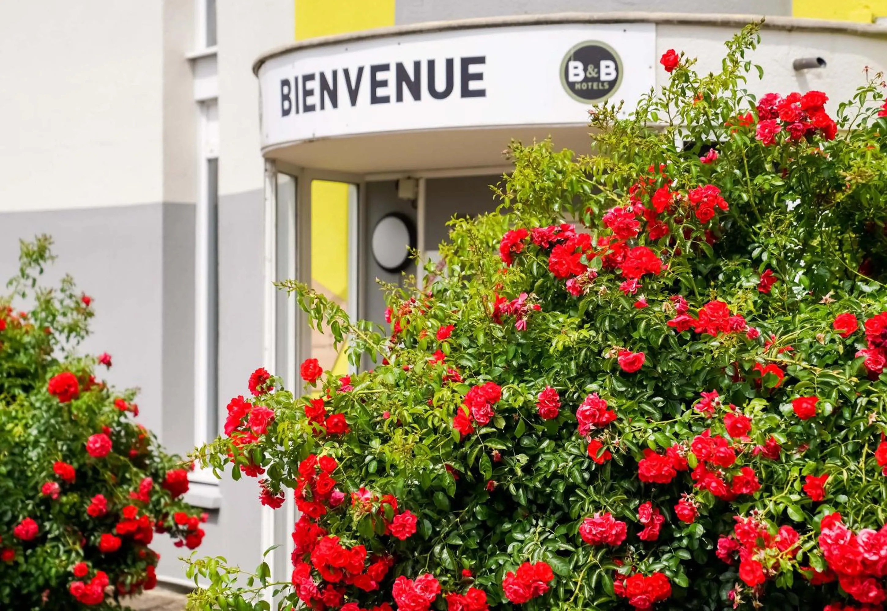 Facade/entrance in B&B HOTEL Saint-Witz