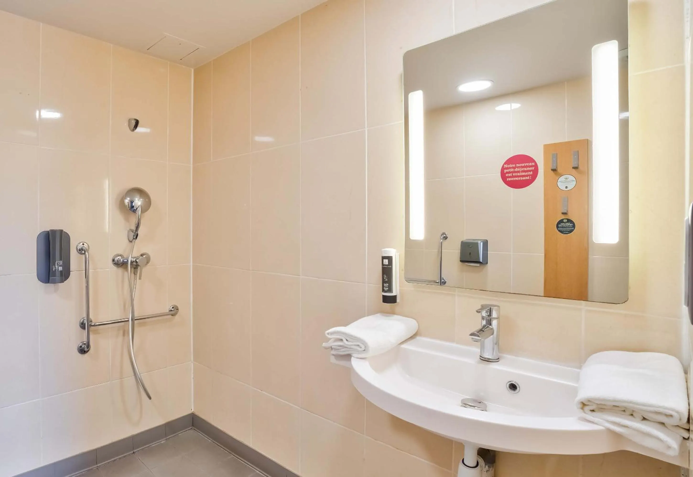 Bathroom in B&B HOTEL Saint-Witz