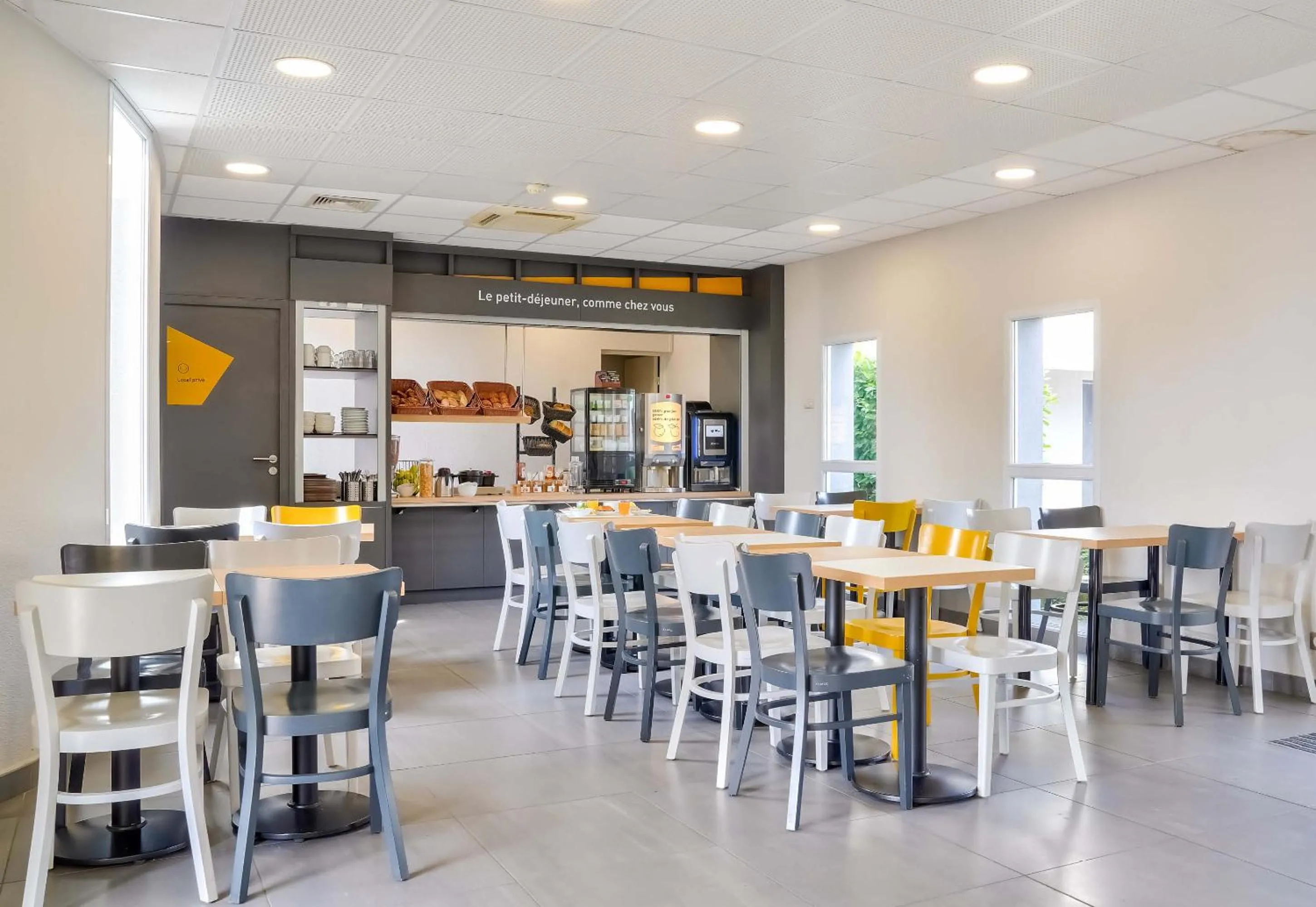 Buffet breakfast in B&B HOTEL Saint-Witz