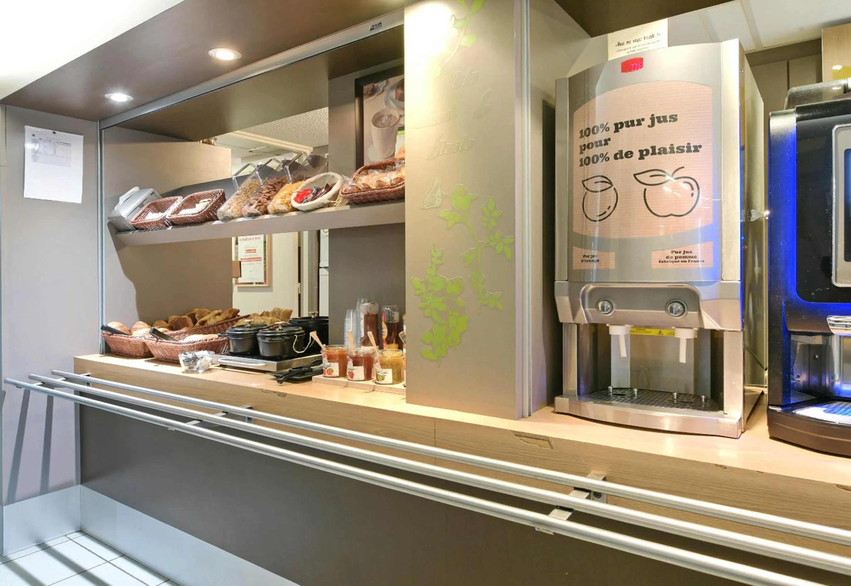 Buffet breakfast in B&B HOTEL Alencon Nord