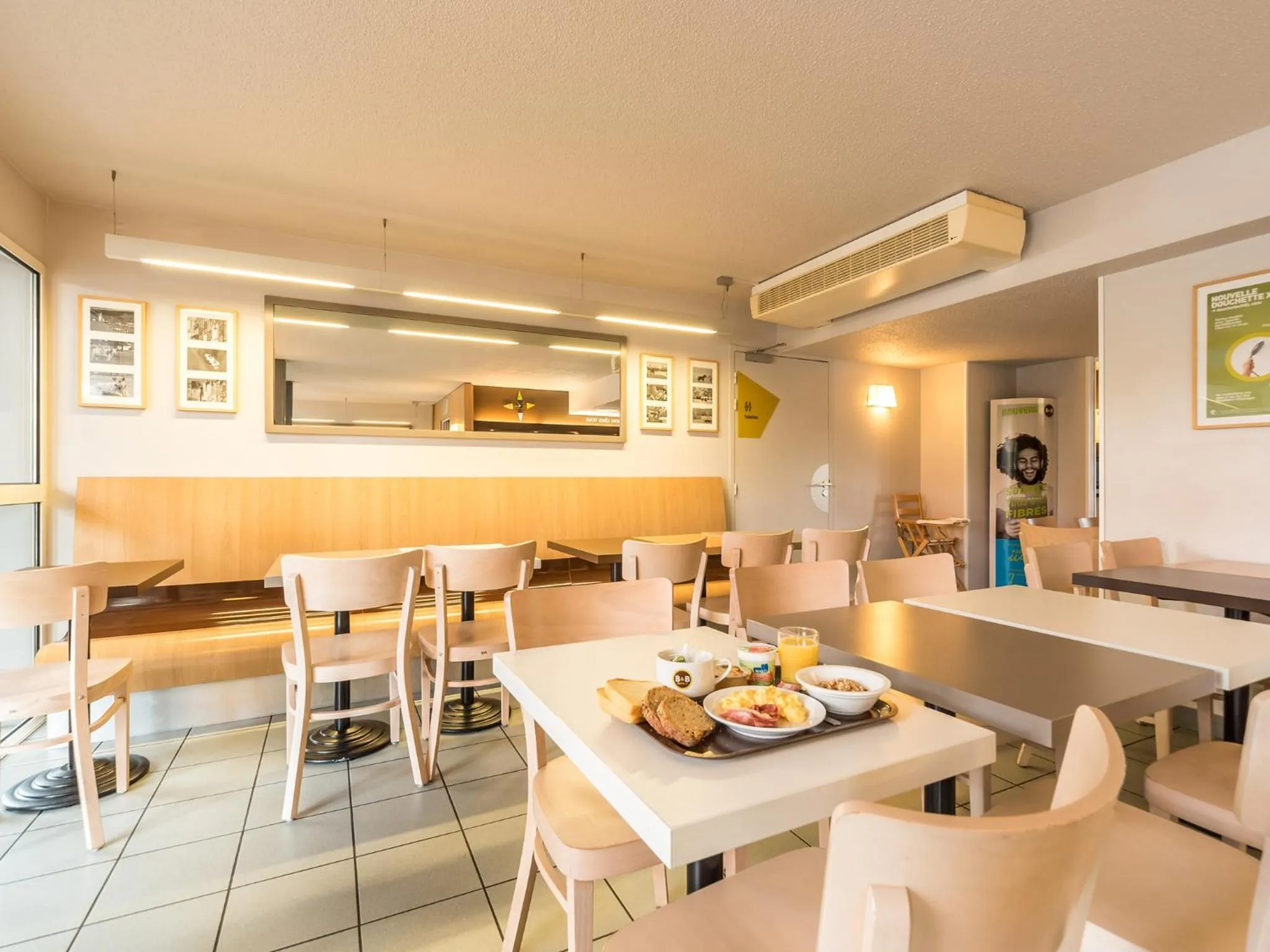 Restaurant/places to eat in B&B HOTEL Alencon Nord