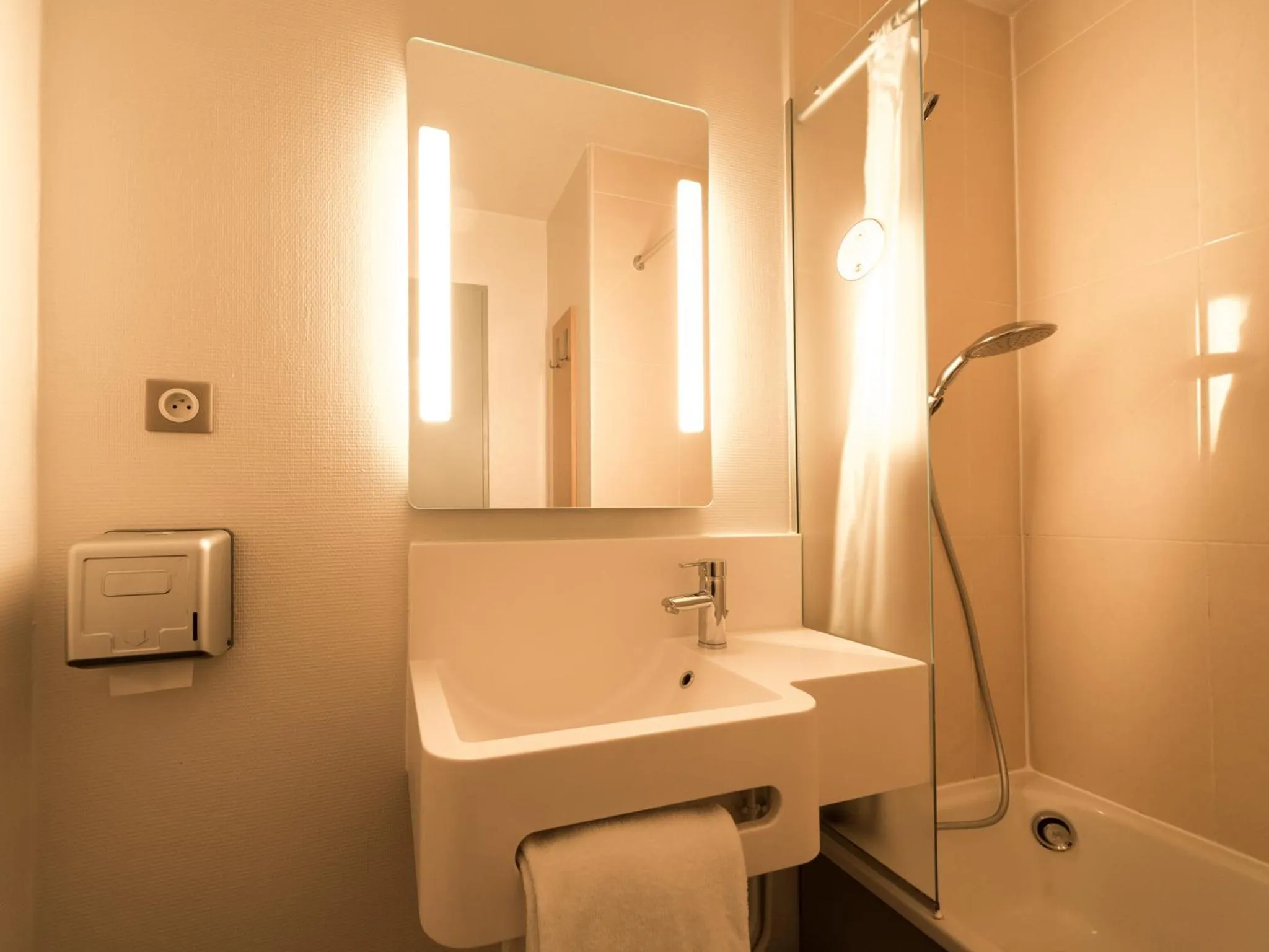 Bathroom in B&B HOTEL Alencon Nord