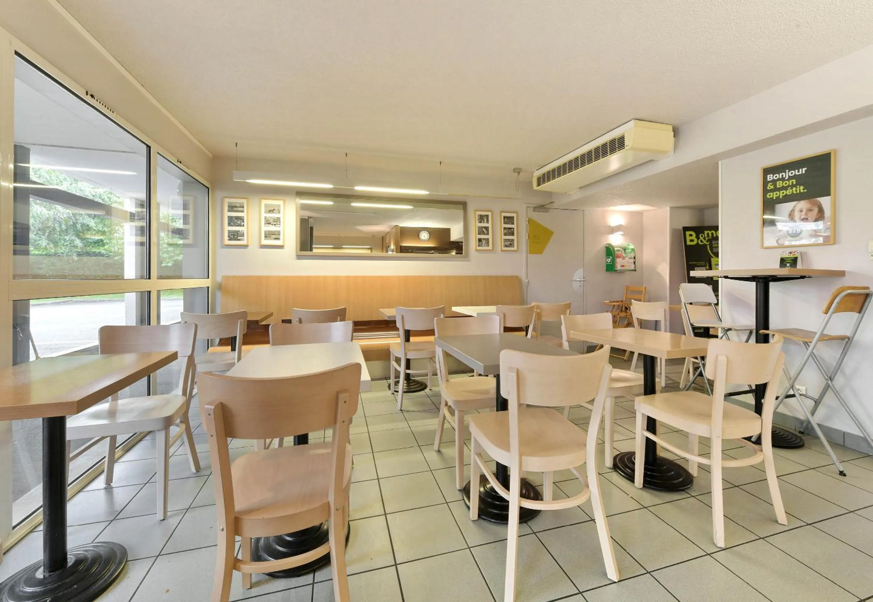 Restaurant/places to eat in B&B HOTEL Alencon Nord