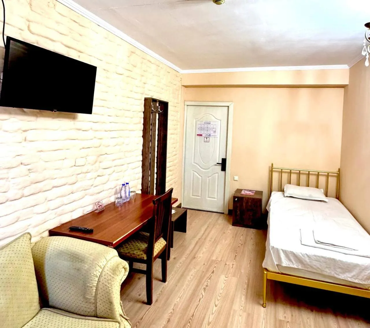 Communal lounge/ TV room, Bed in Star Hotel