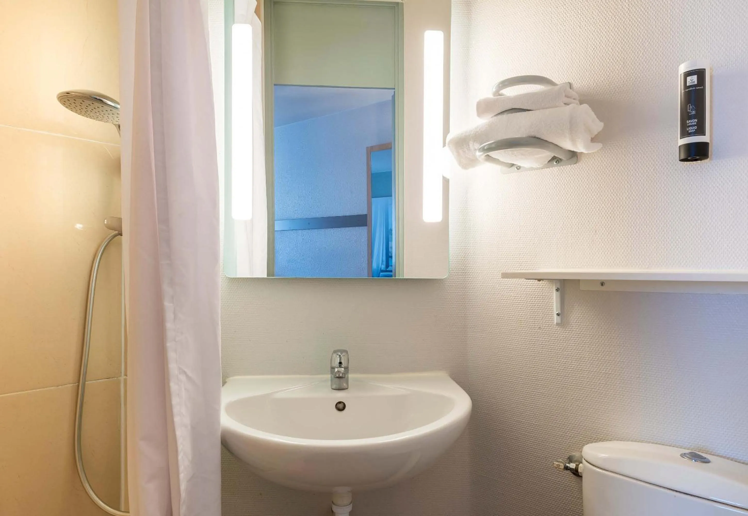 Bathroom in B&B HOTEL Angers 2 Université