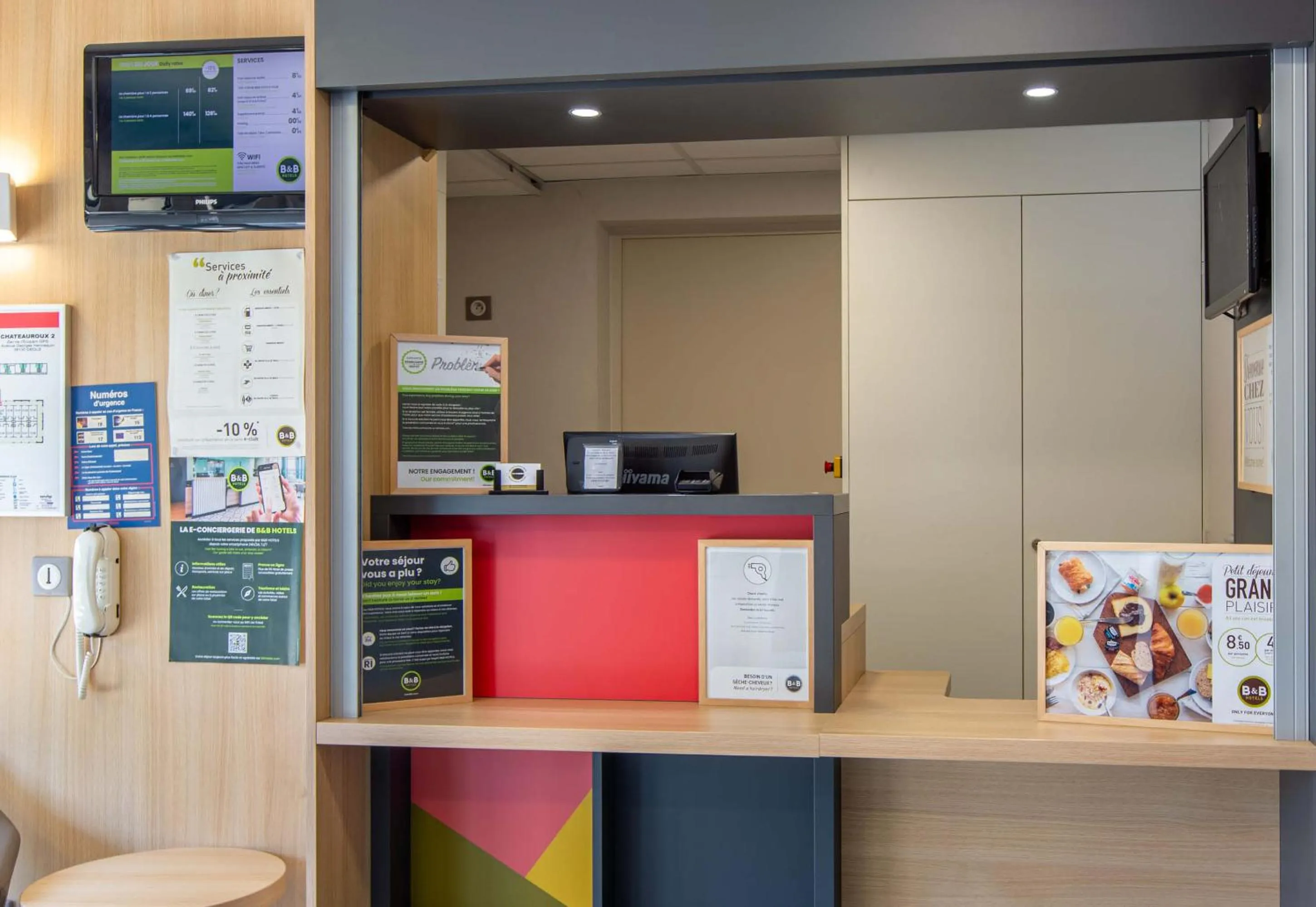 Lobby or reception in B&B HOTEL CHATEAUROUX Aéroport