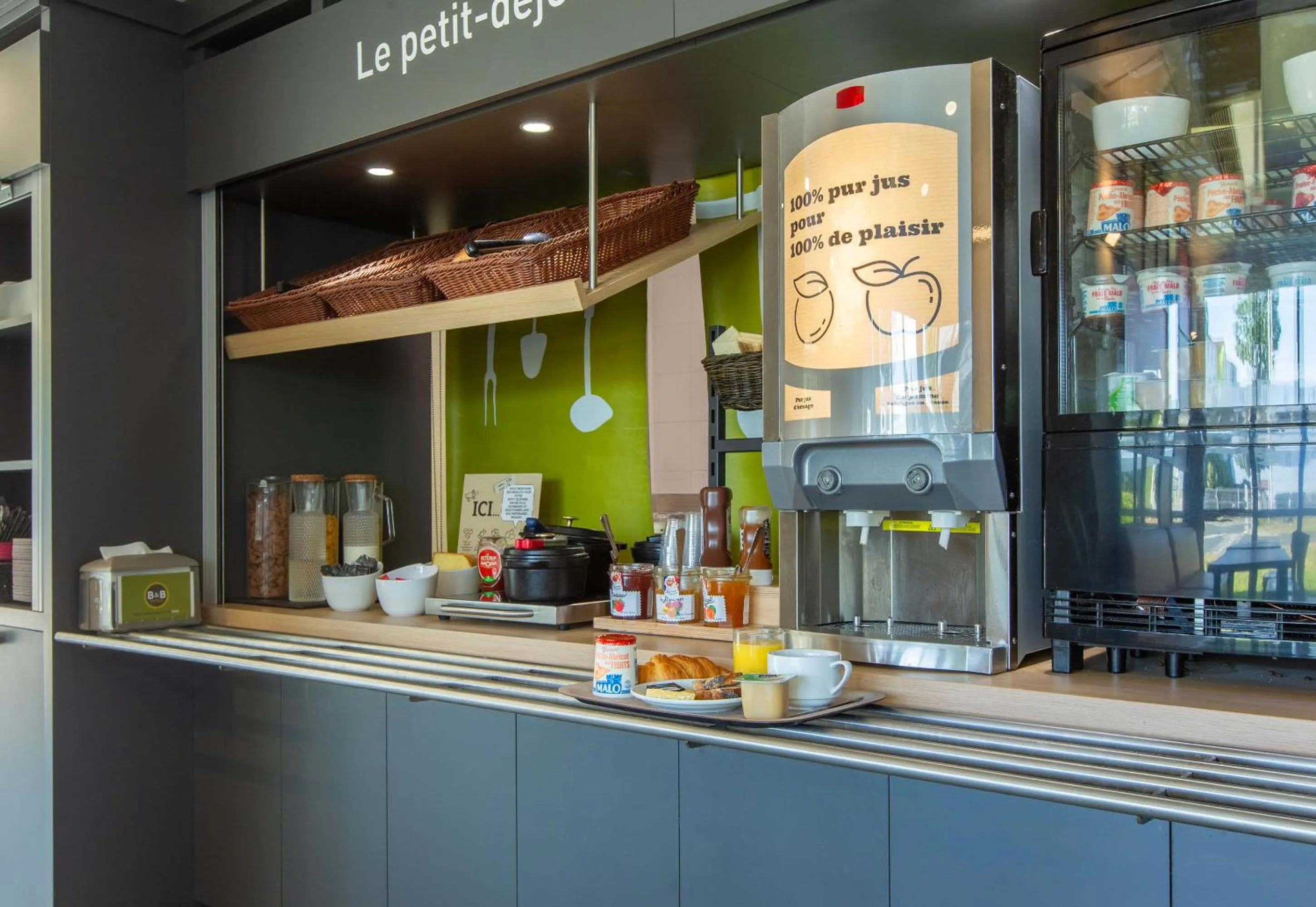 Buffet breakfast in B&B HOTEL CHATEAUROUX Aéroport