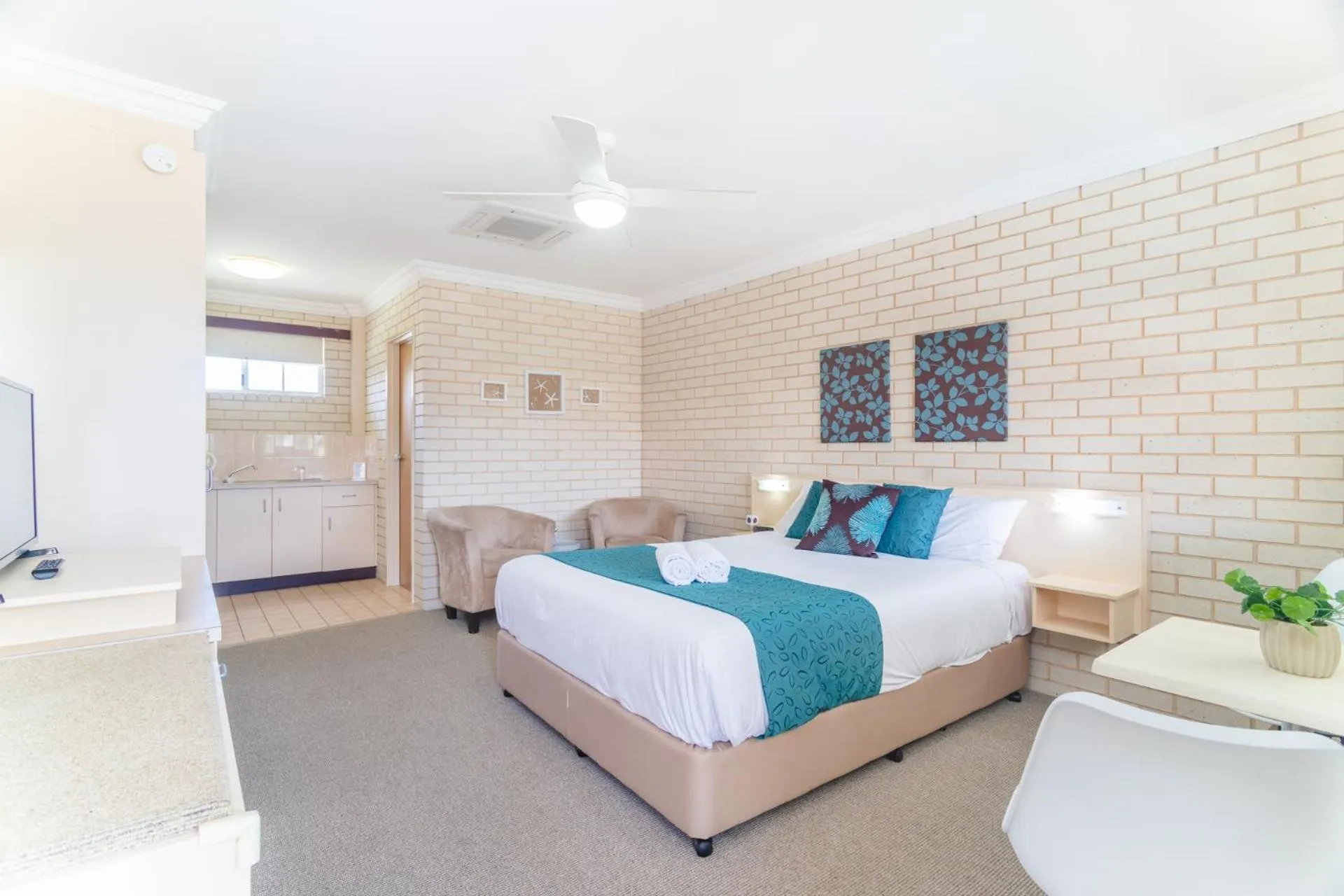 Bed in Santa Fe Motel and Holiday Units