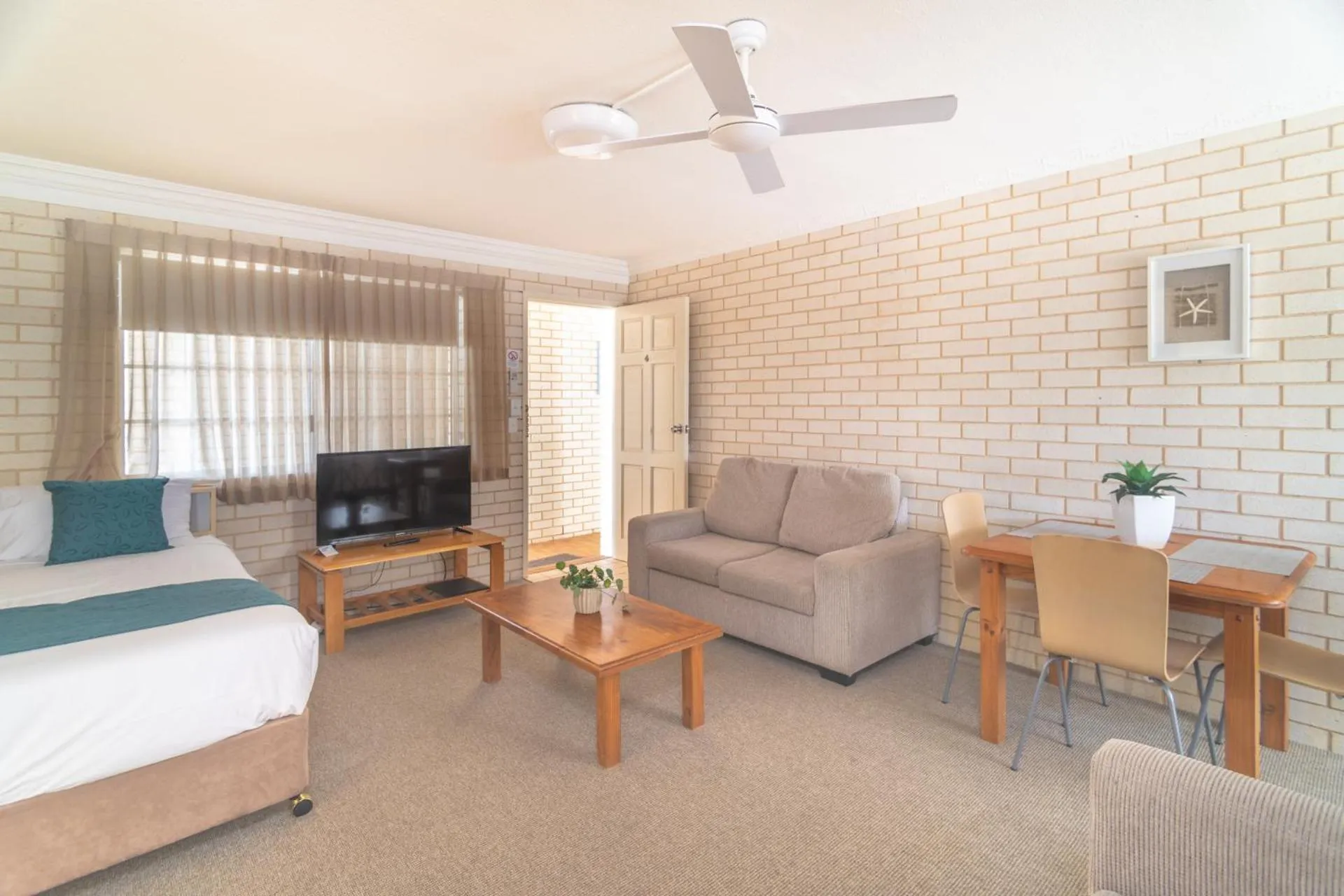 TV and multimedia, Bed in Santa Fe Motel and Holiday Units