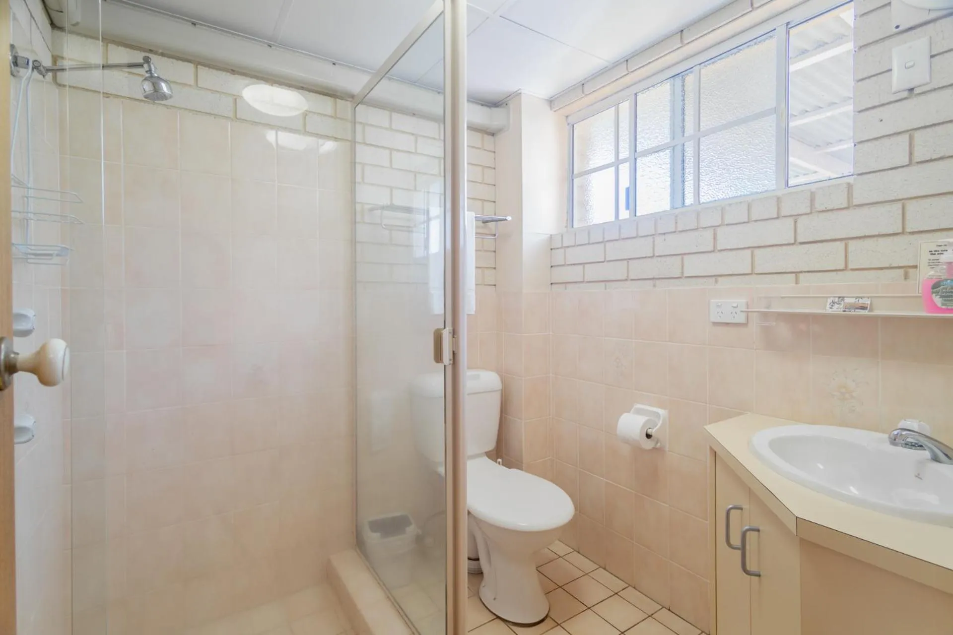 Shower in Santa Fe Motel and Holiday Units