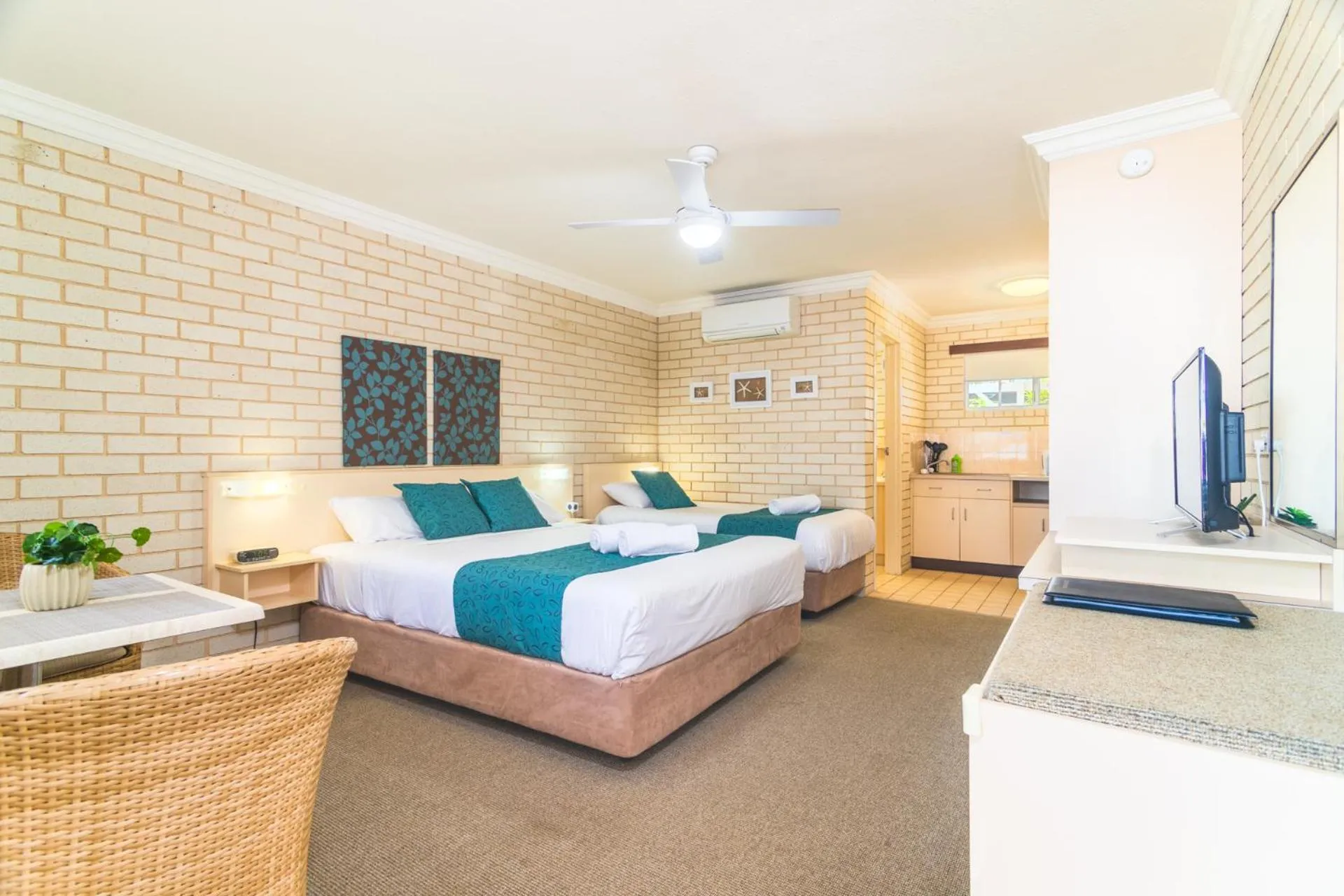 Bed in Santa Fe Motel and Holiday Units