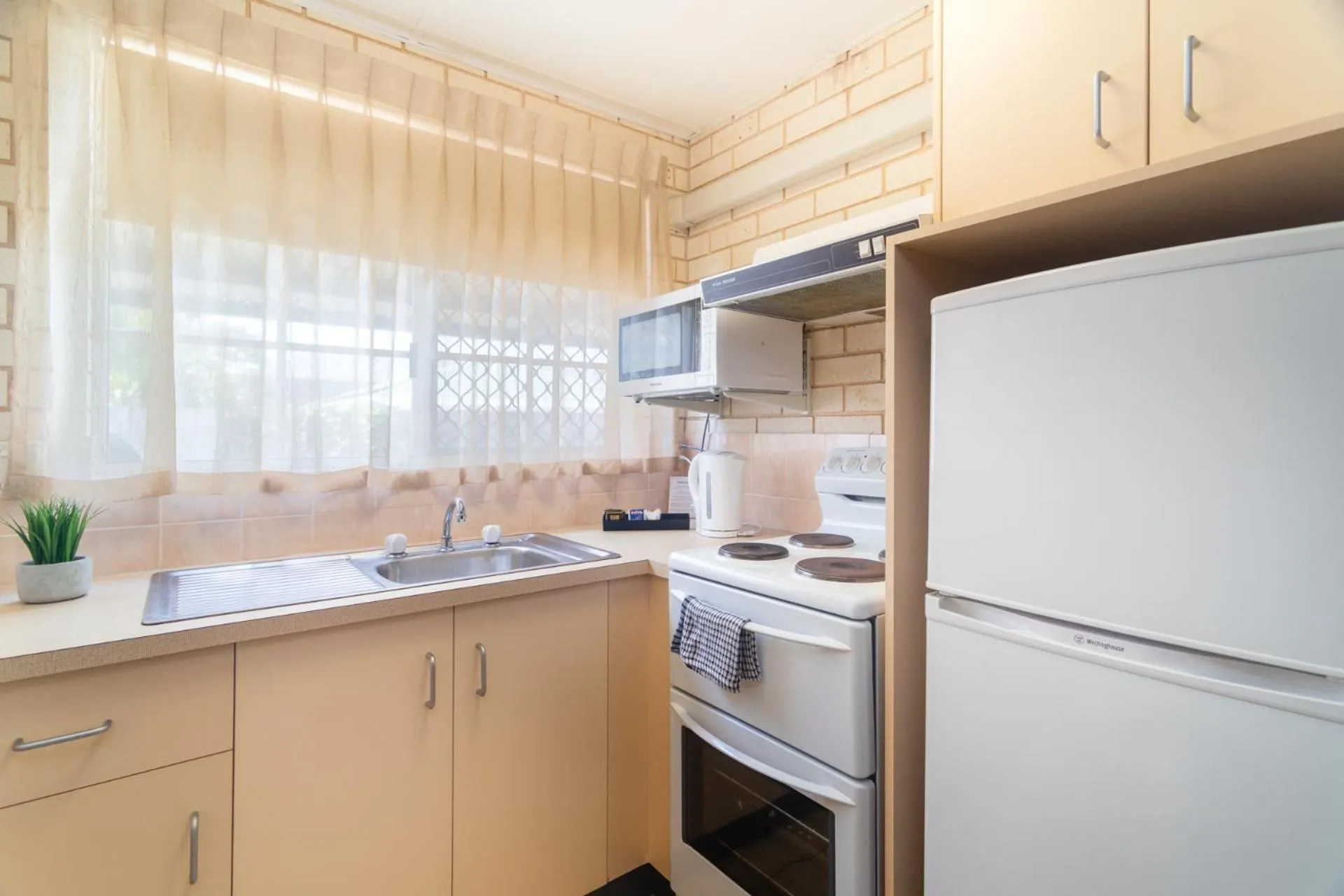 Kitchen or kitchenette in Santa Fe Motel and Holiday Units