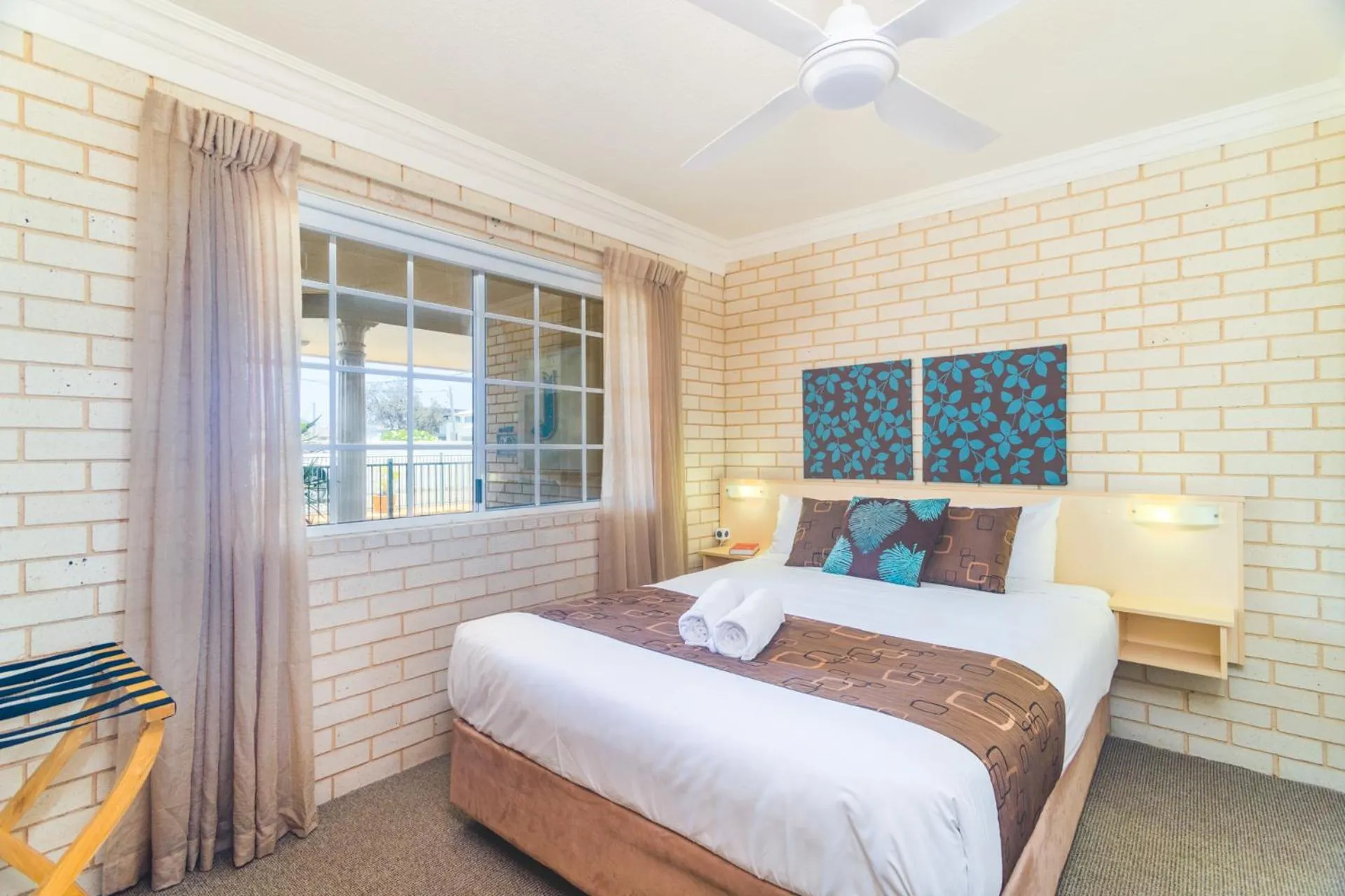 Bed in Santa Fe Motel and Holiday Units