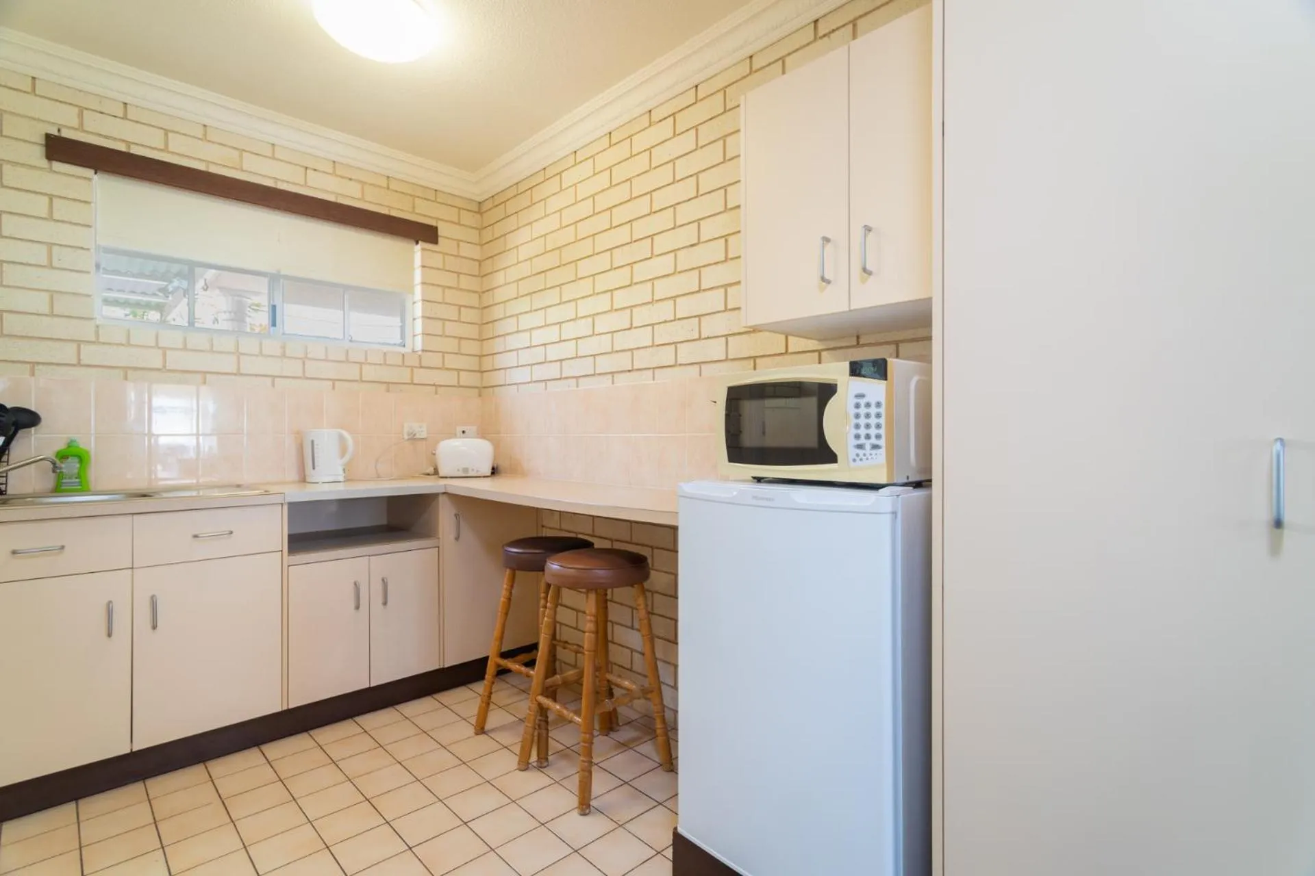 Kitchen or kitchenette in Santa Fe Motel and Holiday Units