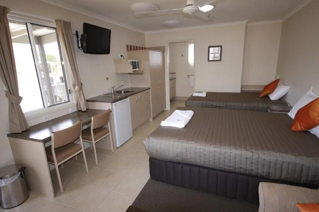 Twin Room in Injune Haven Motel