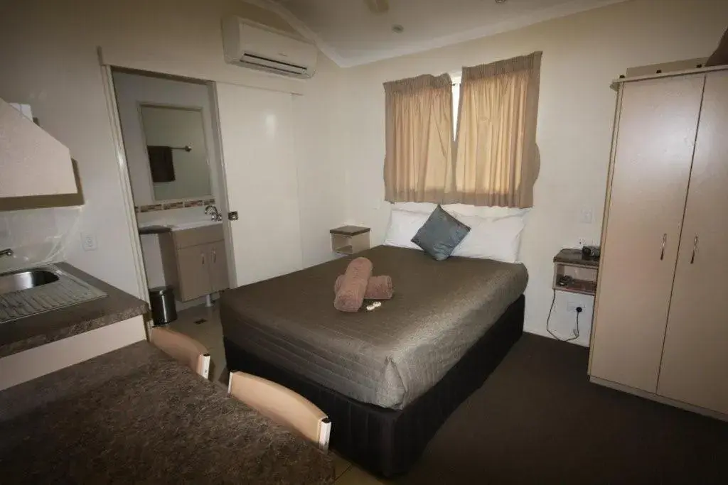 Budget Double Room in Injune Haven Motel Budget Double Room in Injune Haven Motel