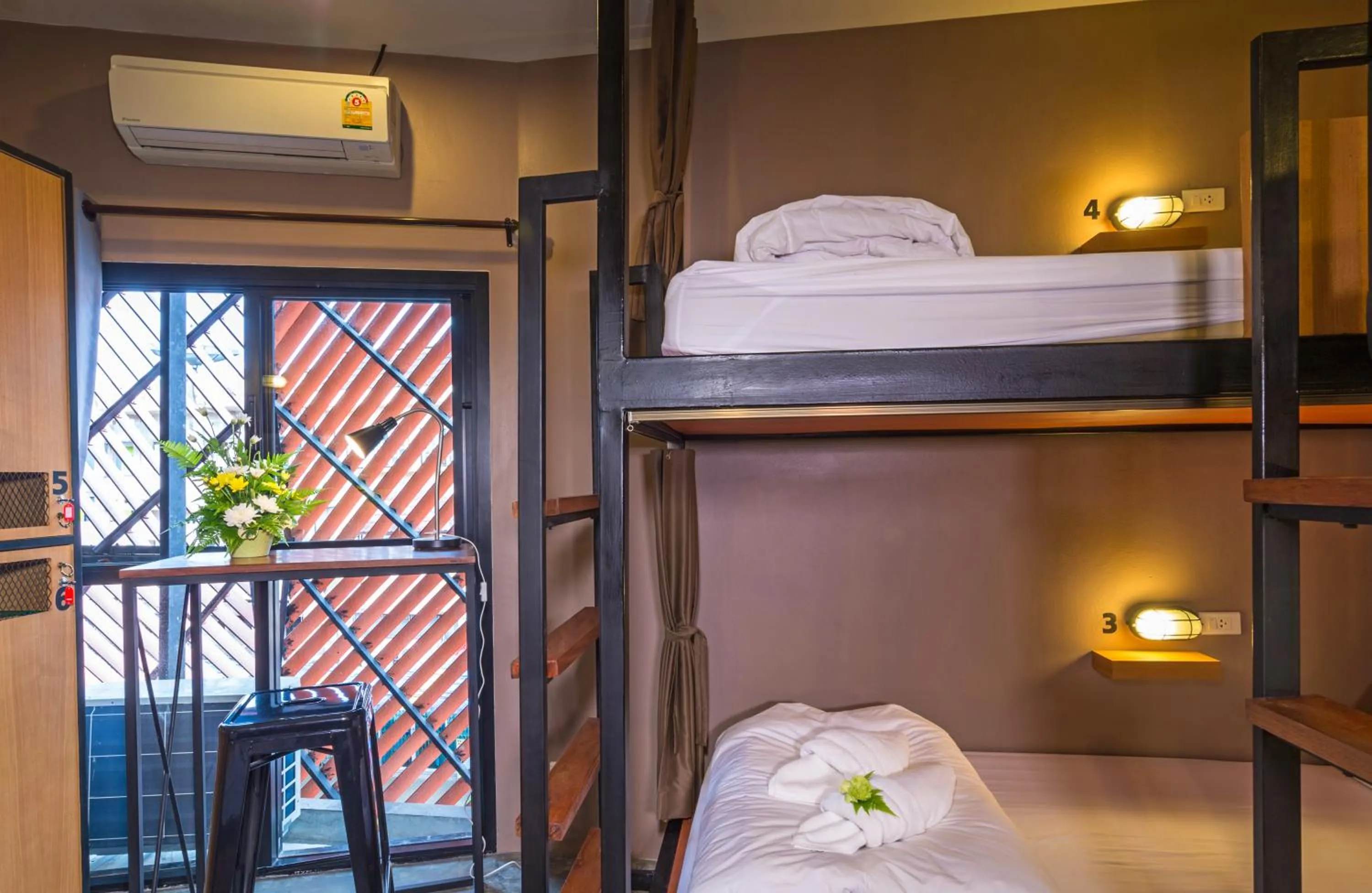 Photo of the whole room, Bed in Srisuksant Square