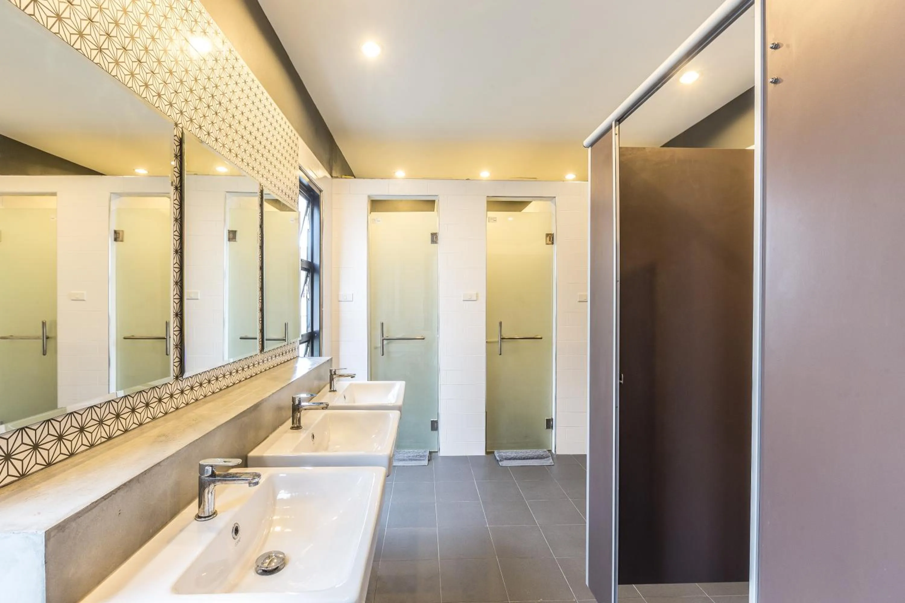 Shower in Srisuksant Square