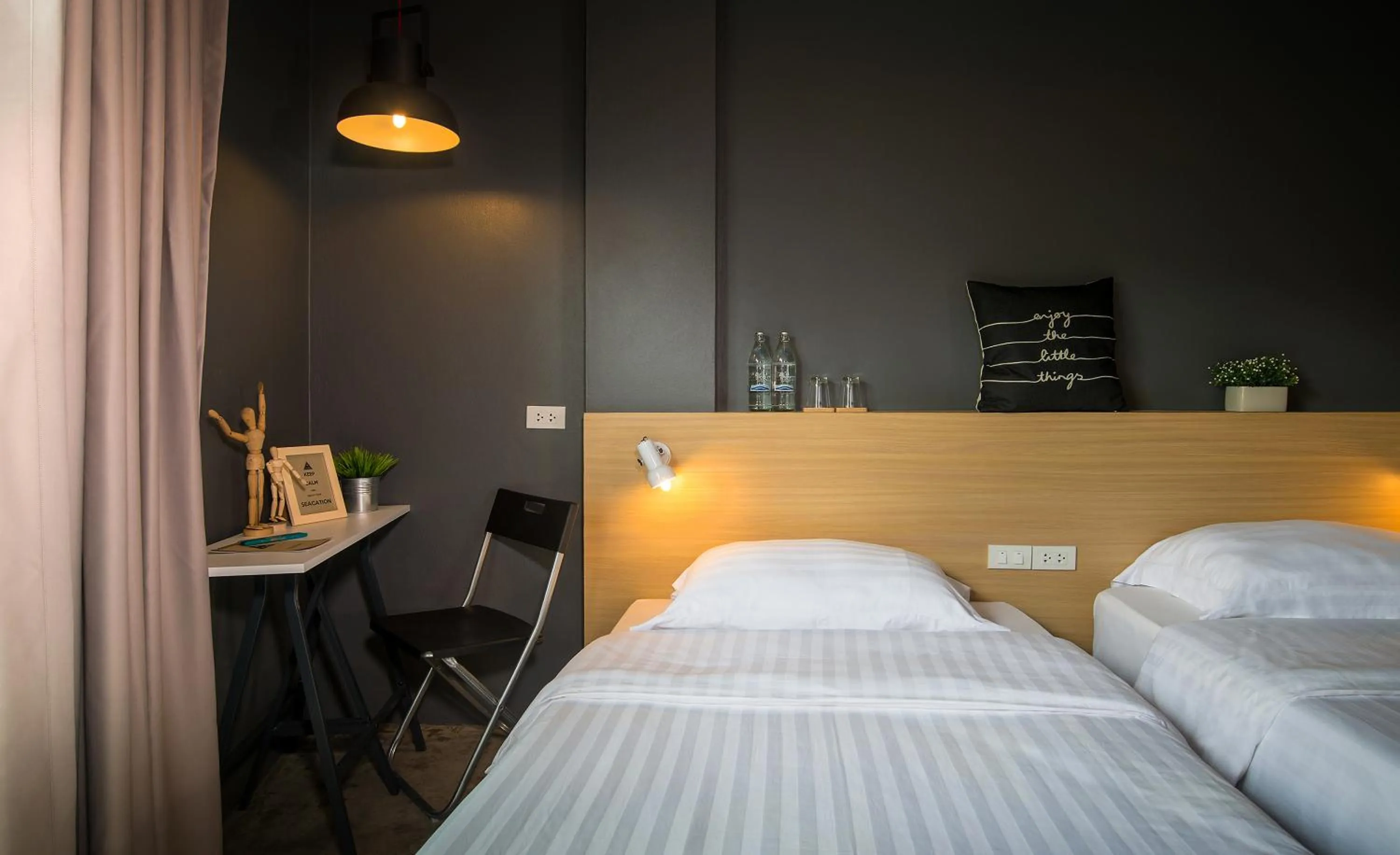 Photo of the whole room, Bed in Srisuksant Square