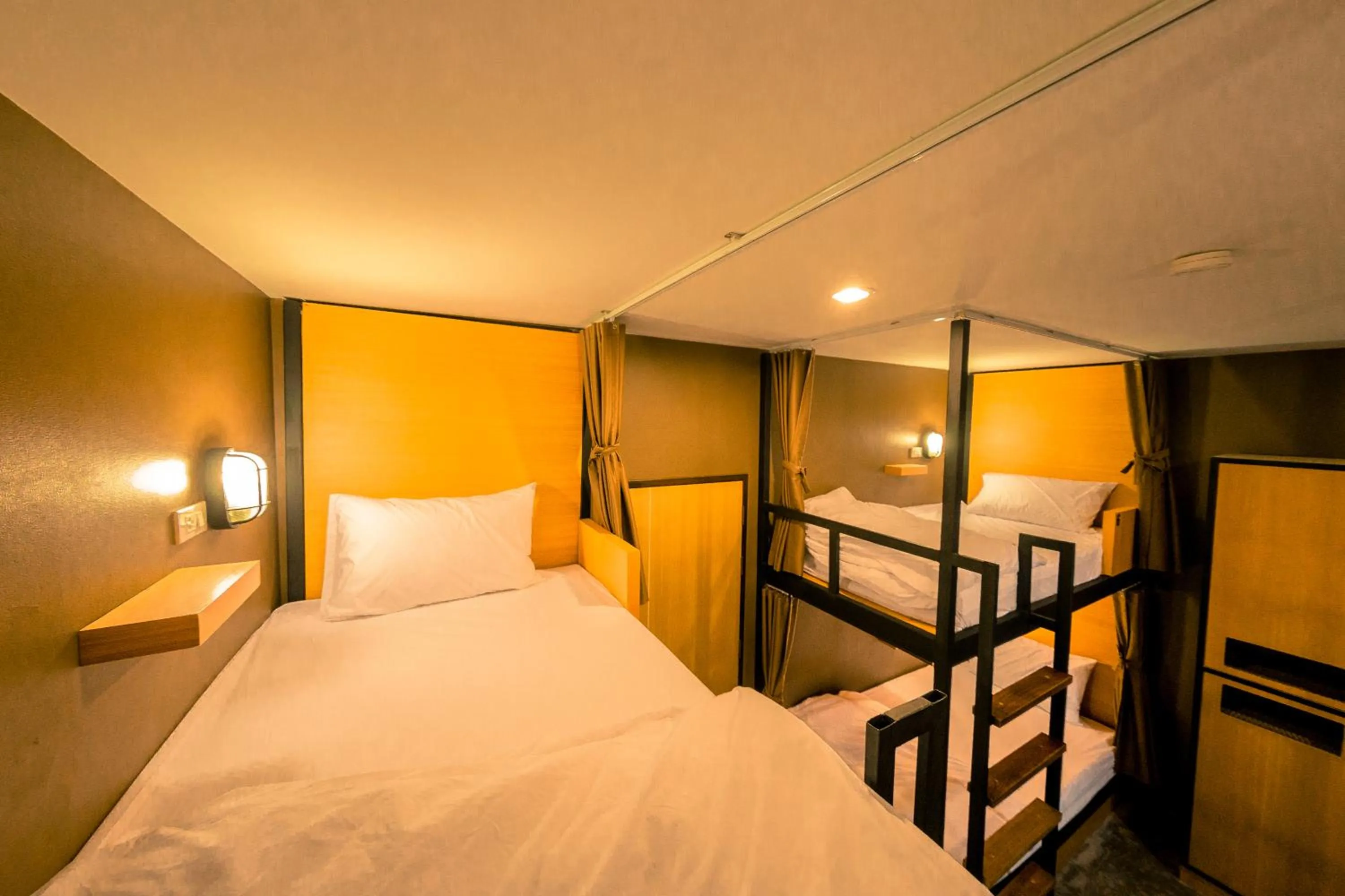 bunk bed, Bed in Srisuksant Square