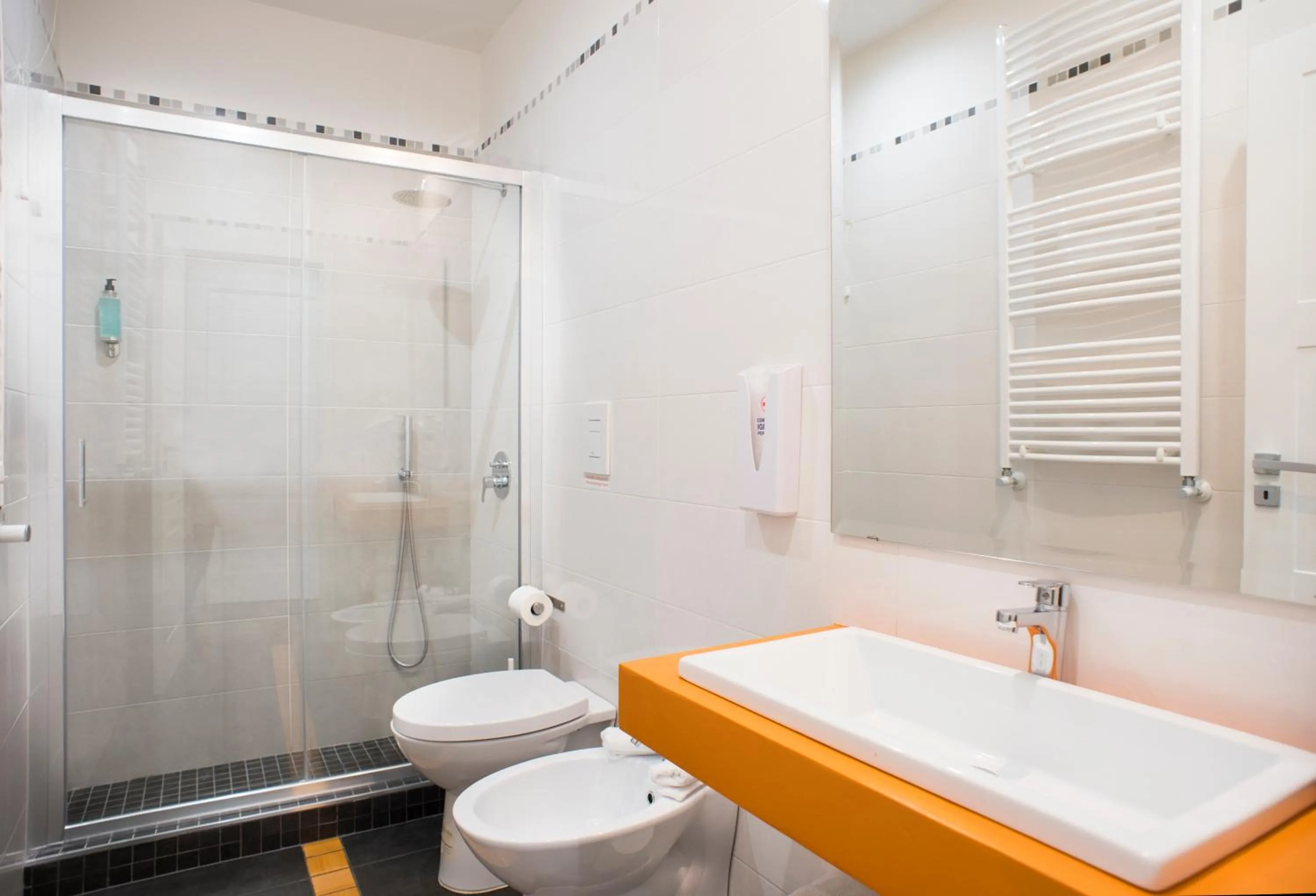 Shower in That's Napoli