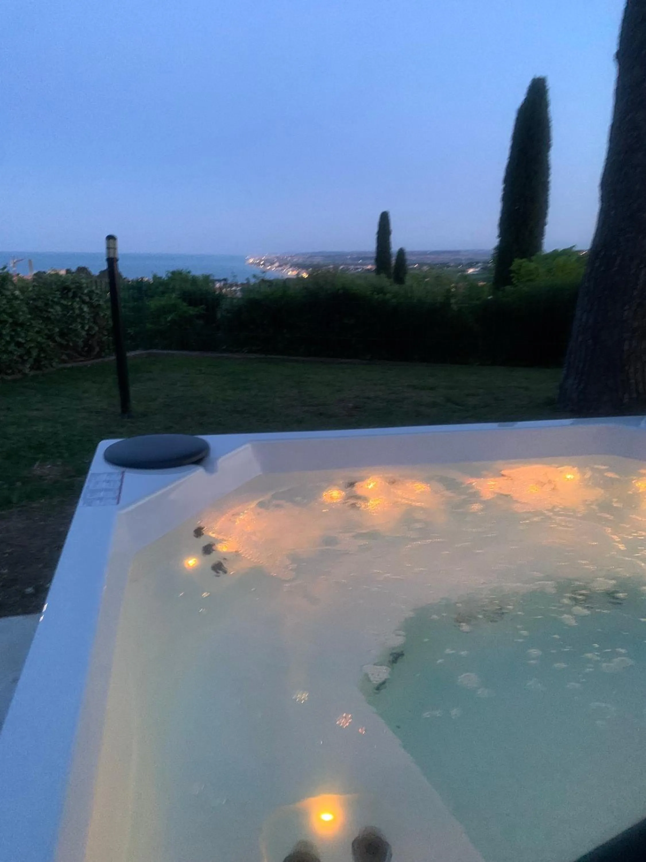 Hot Tub in Tra gli Alberi e il Mare