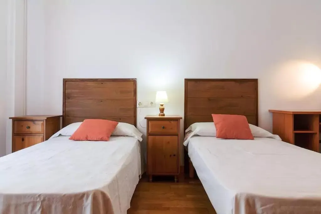 Photo of the whole room, Bed in Ca la Gloria