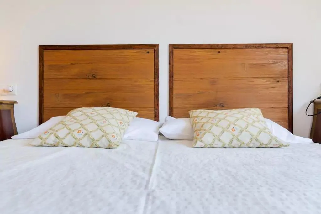 Photo of the whole room, Bed in Ca la Gloria