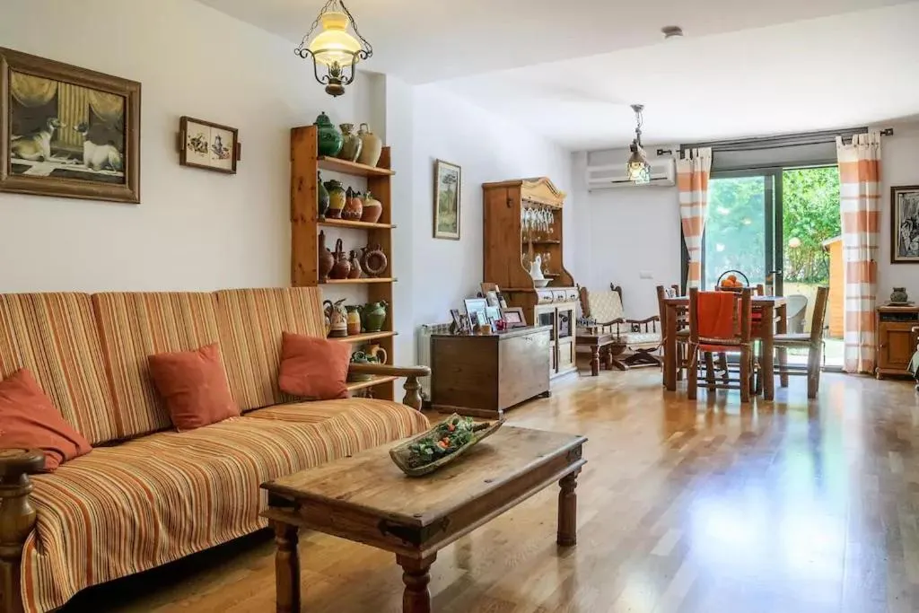 Communal lounge/ TV room in Ca la Gloria