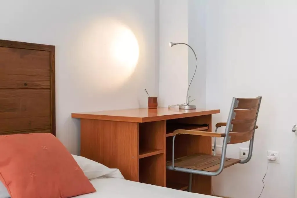 Photo of the whole room, Bed in Ca la Gloria