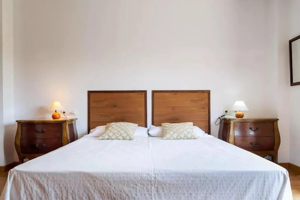 Photo of the whole room, Bed in Ca la Gloria