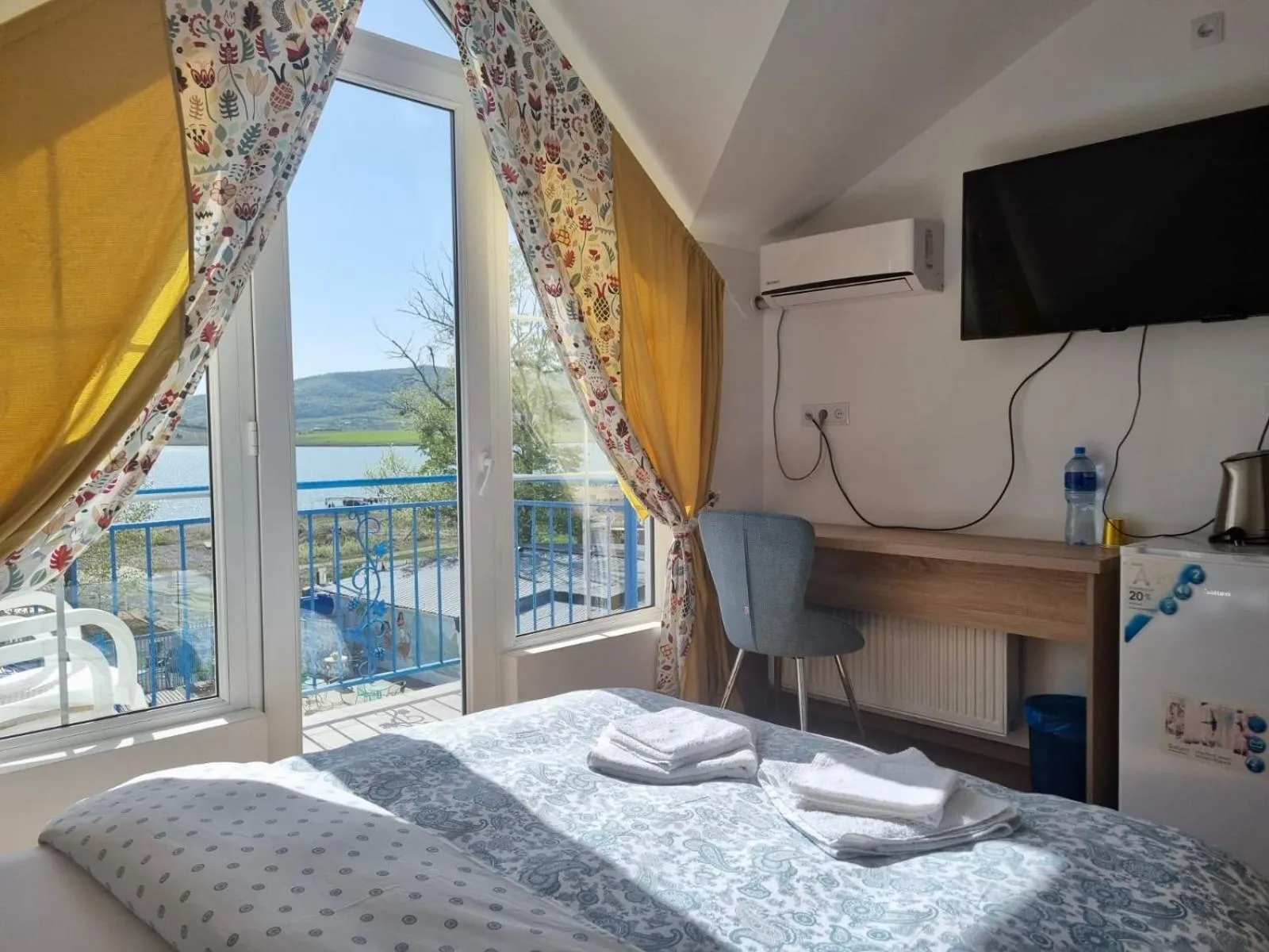 Bed in Laguna Beach Club Bazaleti Lake