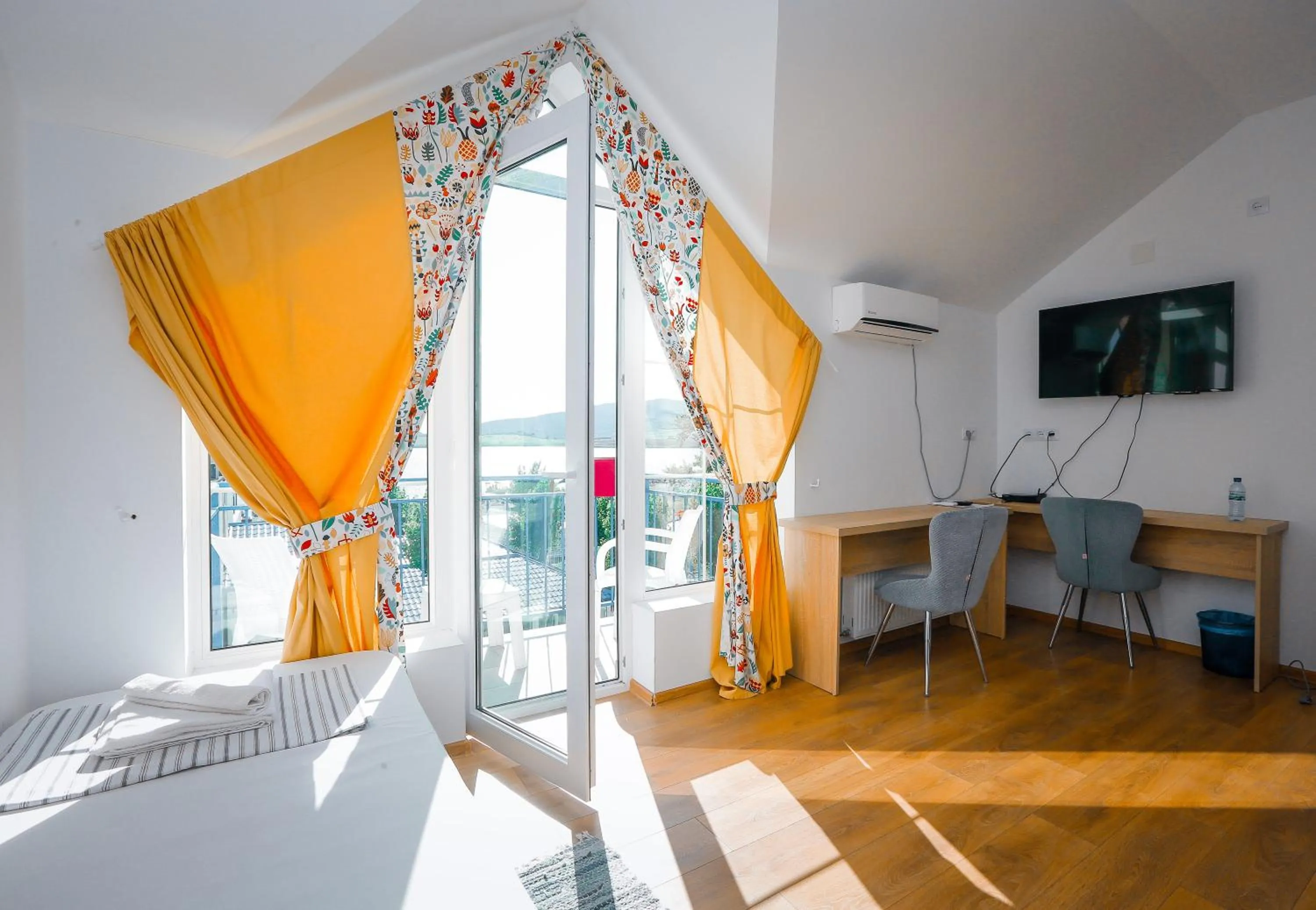 TV and multimedia, Bed in Laguna Beach Club Bazaleti Lake