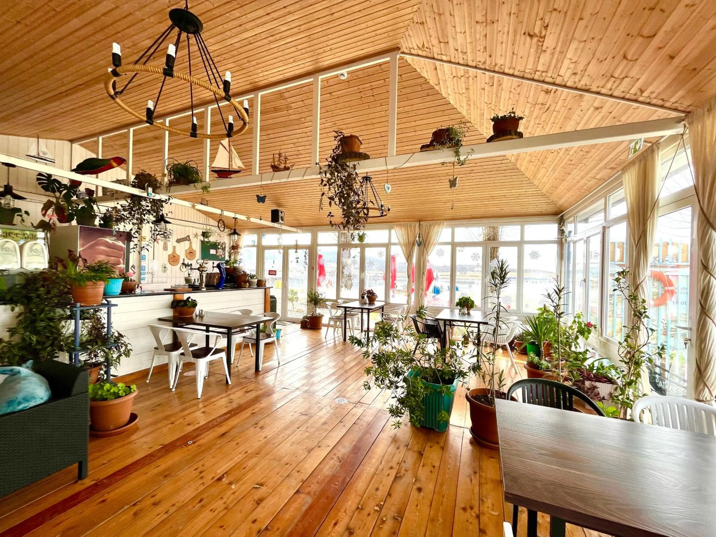 Restaurant/places to eat in Laguna Beach Club Bazaleti Lake