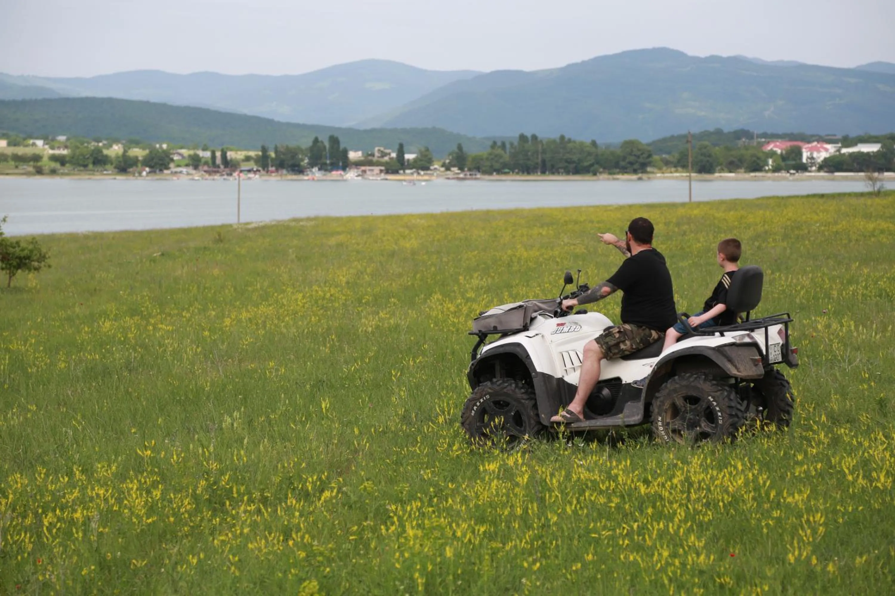 People in Laguna Beach Club Bazaleti Lake