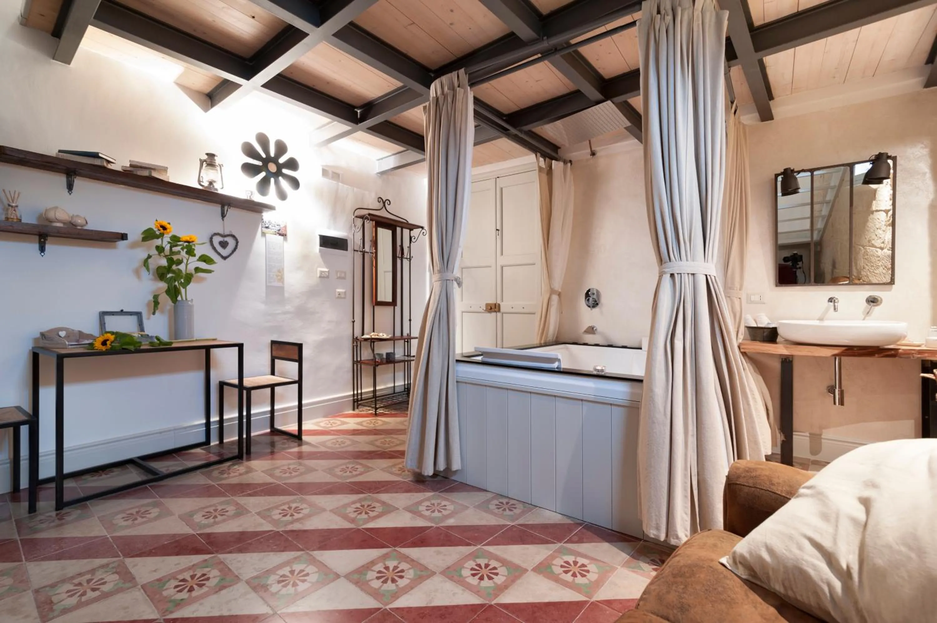 Hot Tub, Bed in Palazzo Mandurino luxury relais