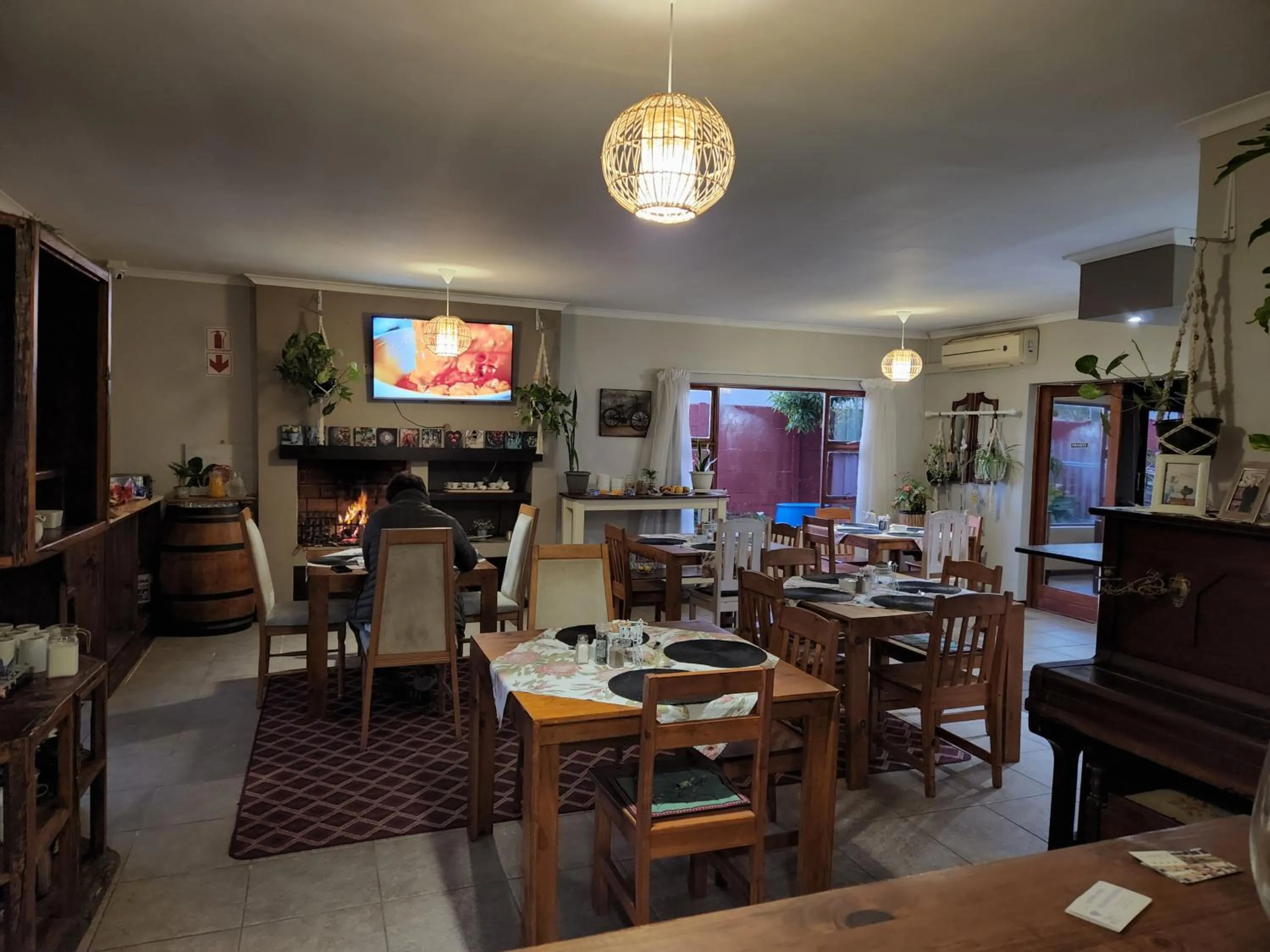 Restaurant/places to eat in Dilisca Guesthouse