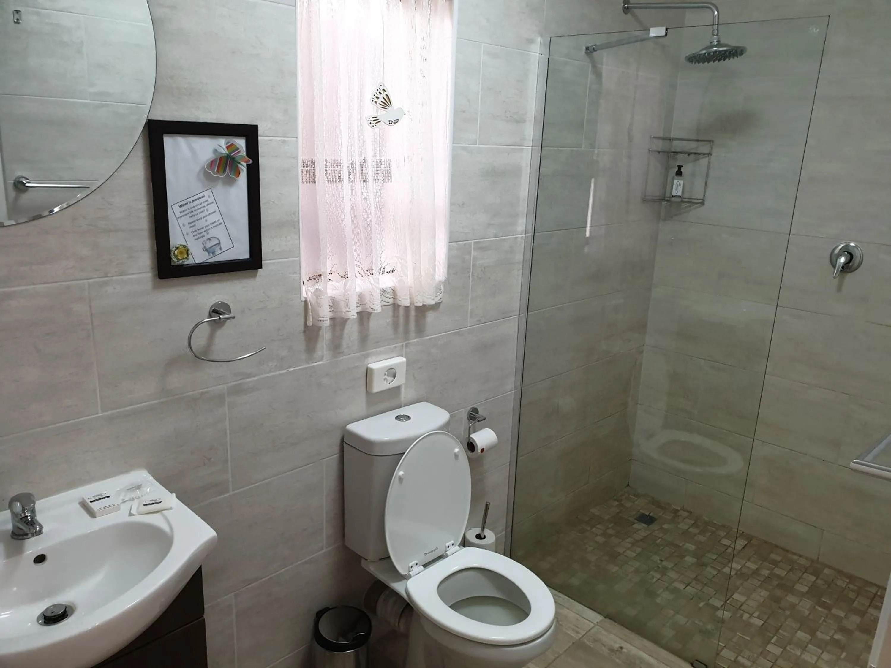 Shower in Dilisca Guesthouse