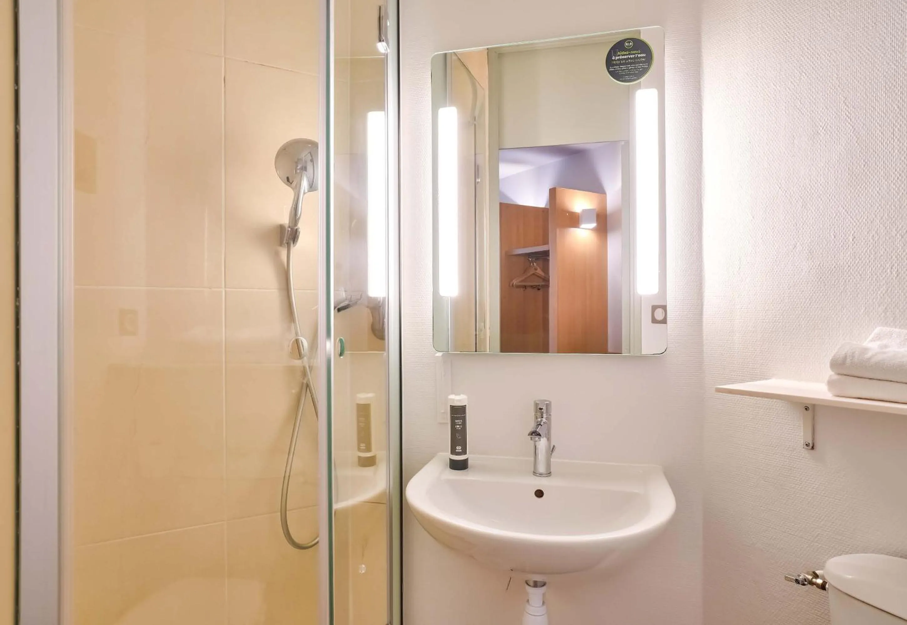 Bathroom in B&B HOTEL Goussainville CDG