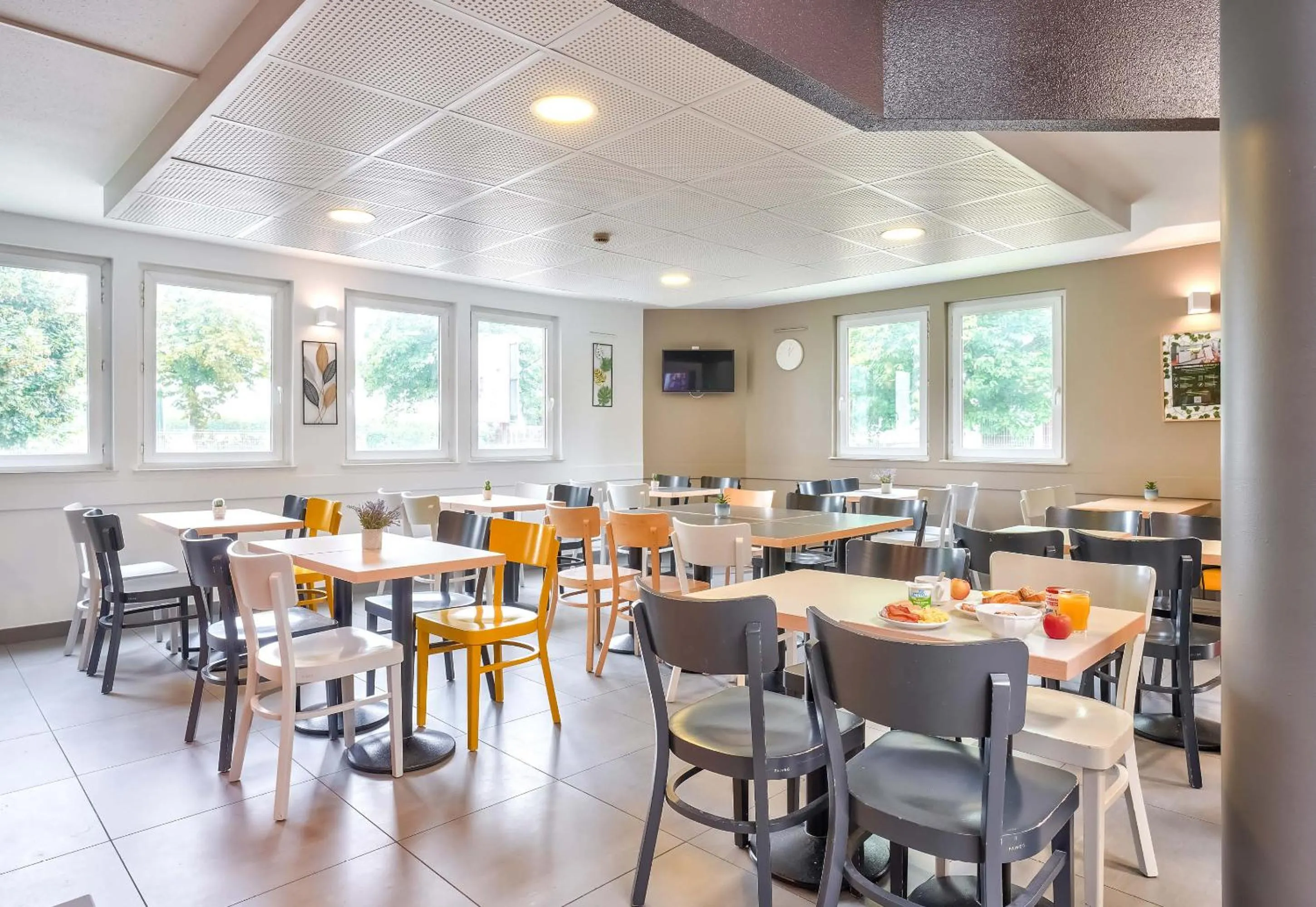 Restaurant/places to eat in B&B HOTEL Goussainville CDG