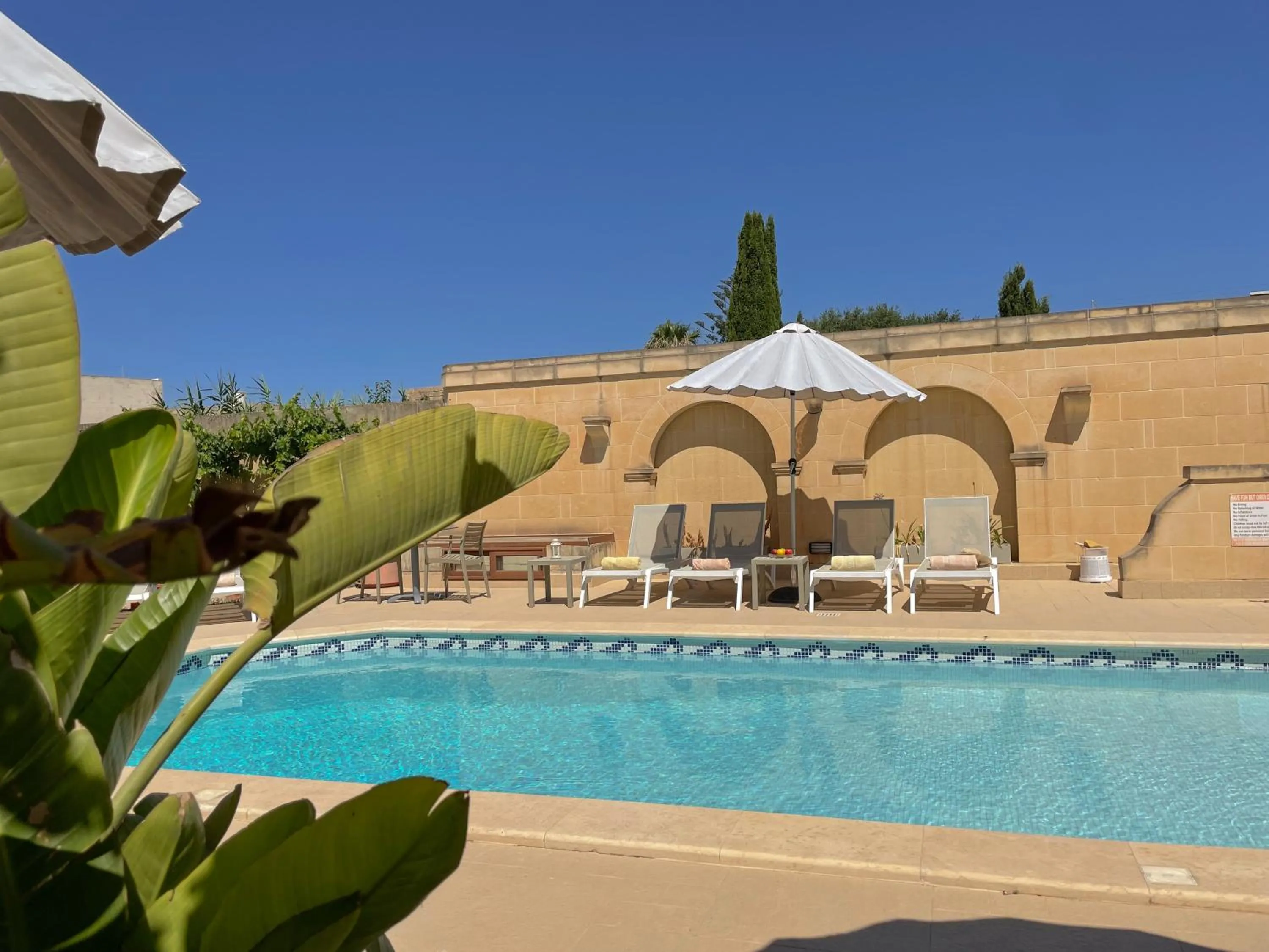 Swimming pool in IL-Gardjola Bed and Breakfast