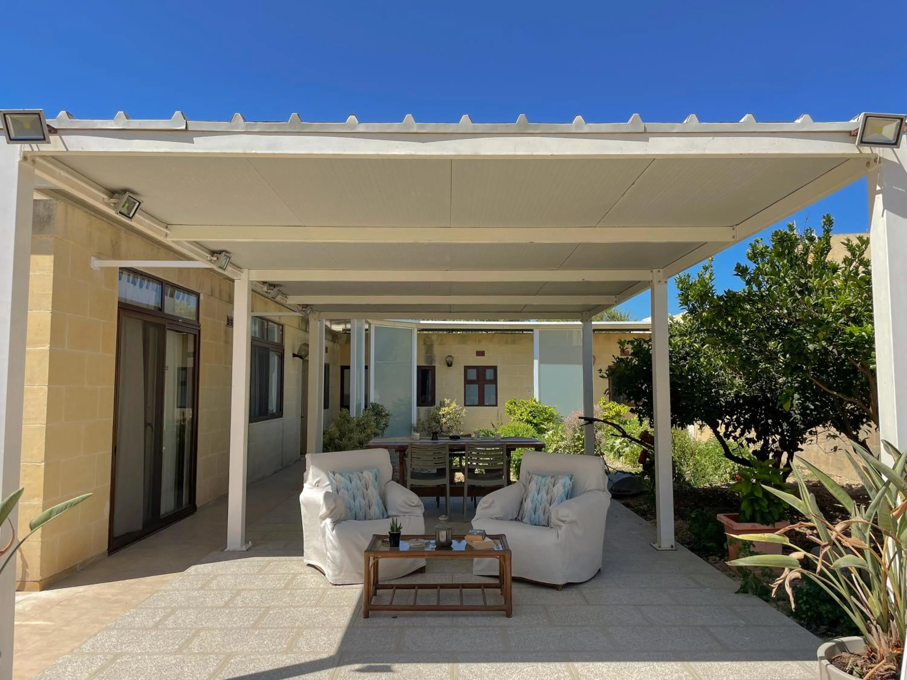 Swimming pool in IL-Gardjola Bed and Breakfast