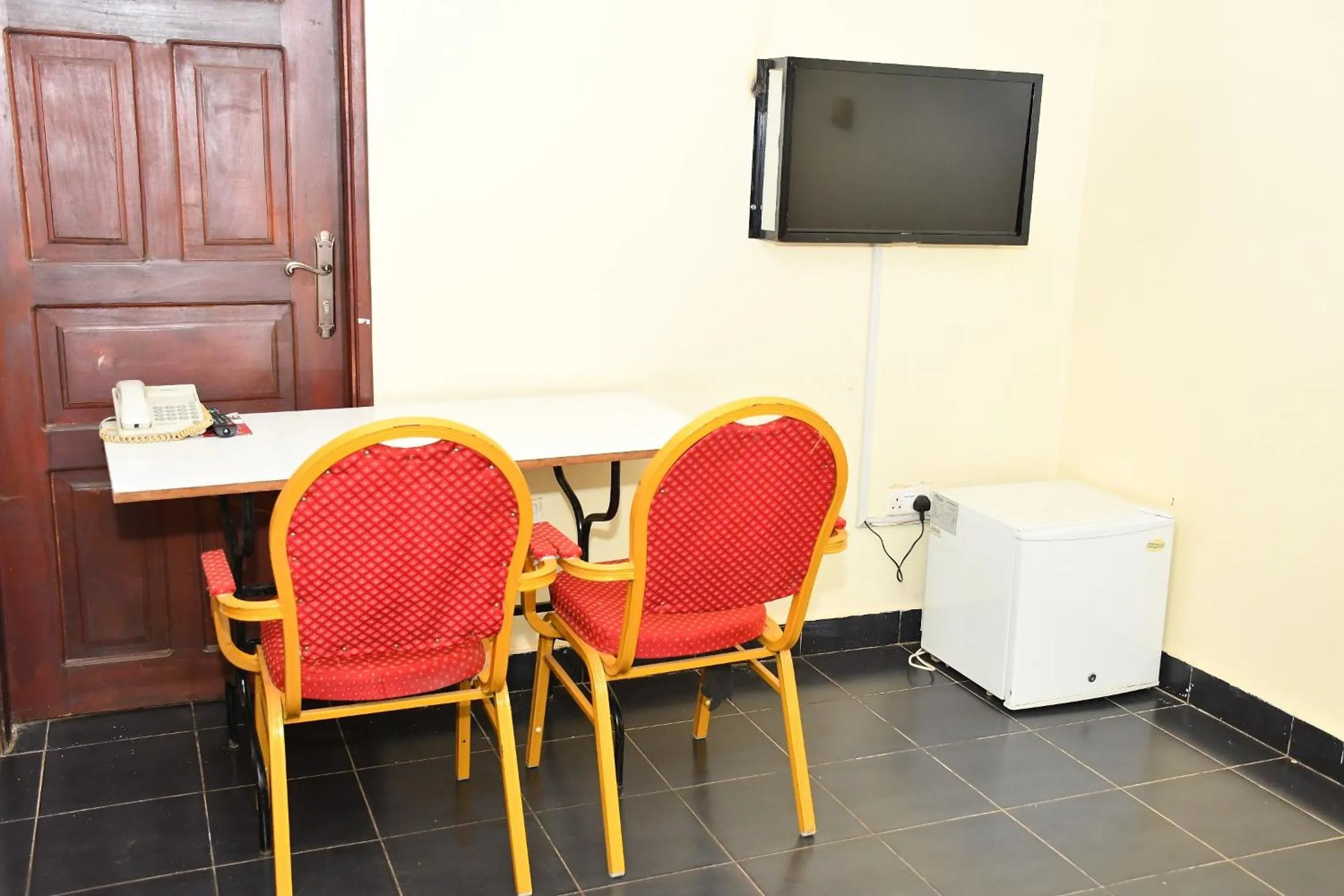 TV and multimedia in Florida Hotel Zaana Kampala