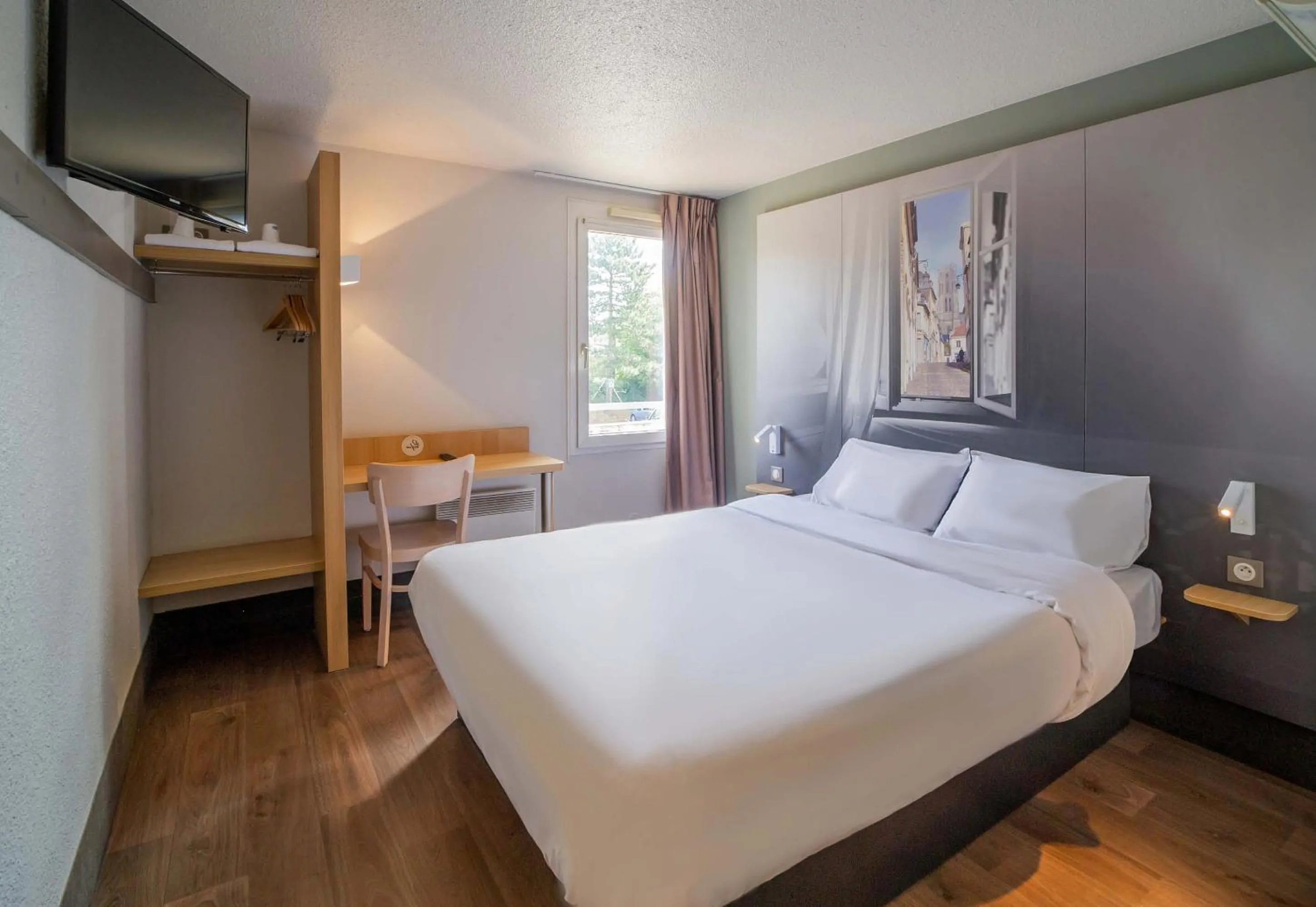 Bedroom, Bed in B&B HOTEL Saint-Quentin