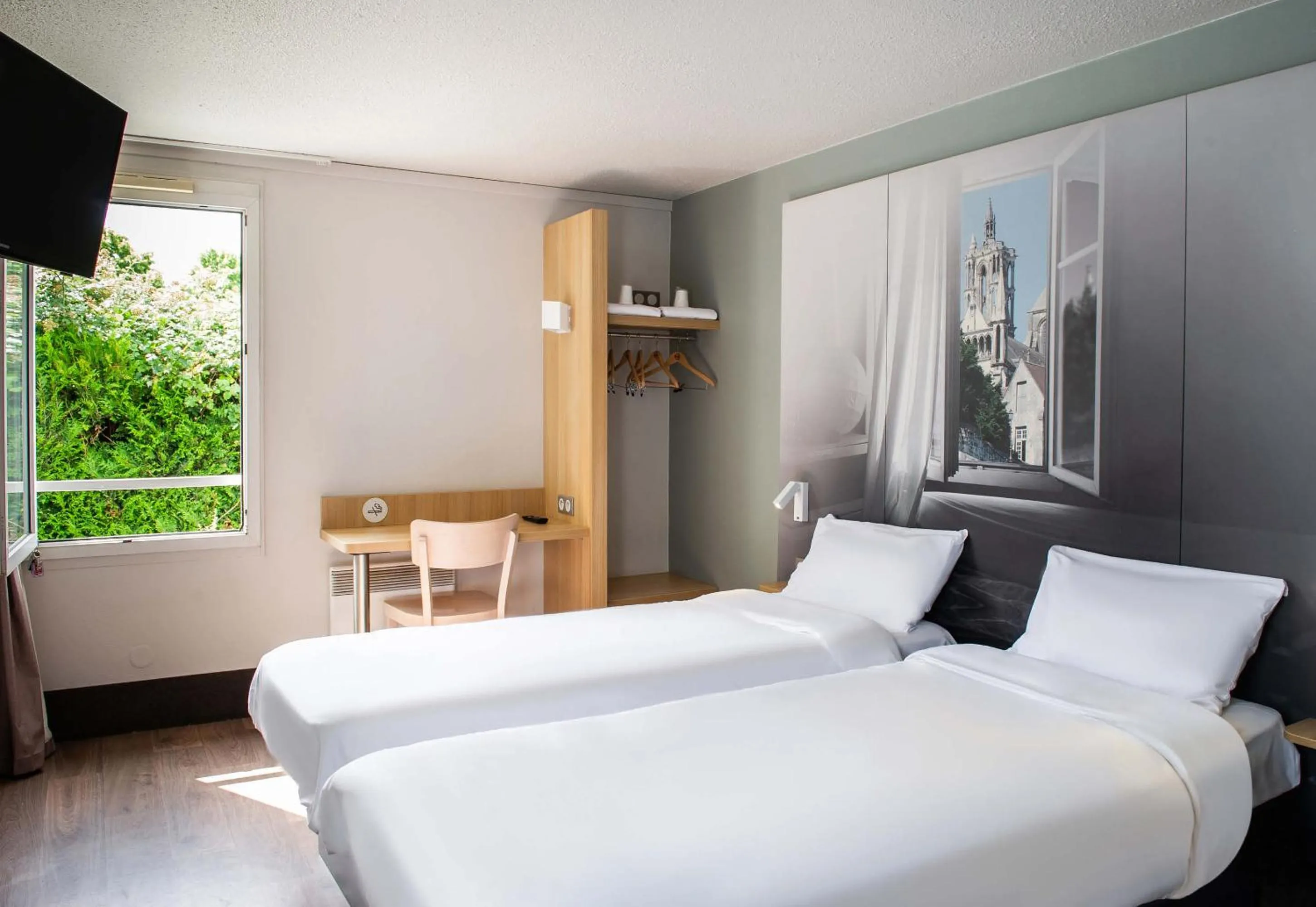 Bedroom, Bed in B&B HOTEL Saint-Quentin