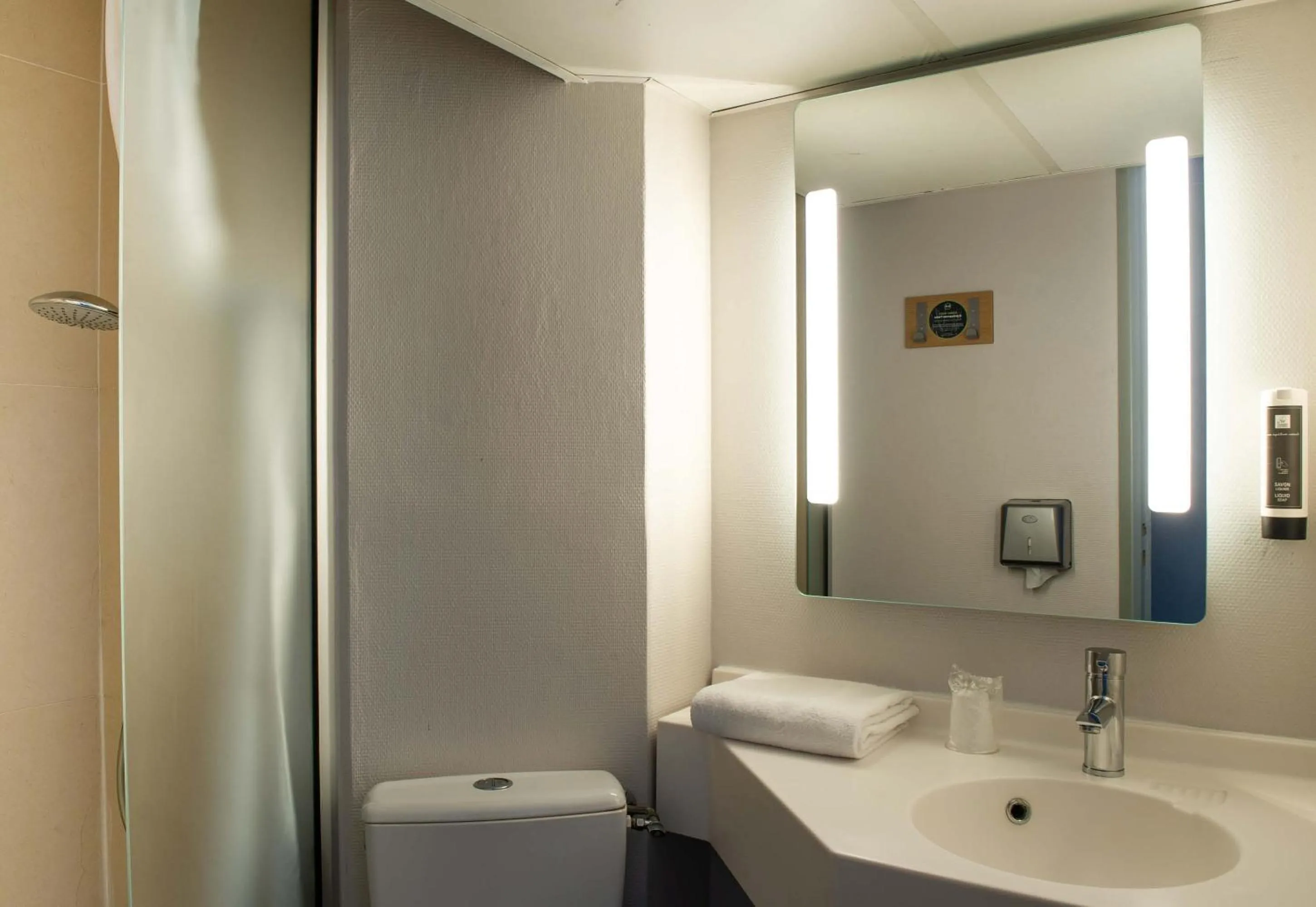 Bathroom in B&B HOTEL Saint-Quentin