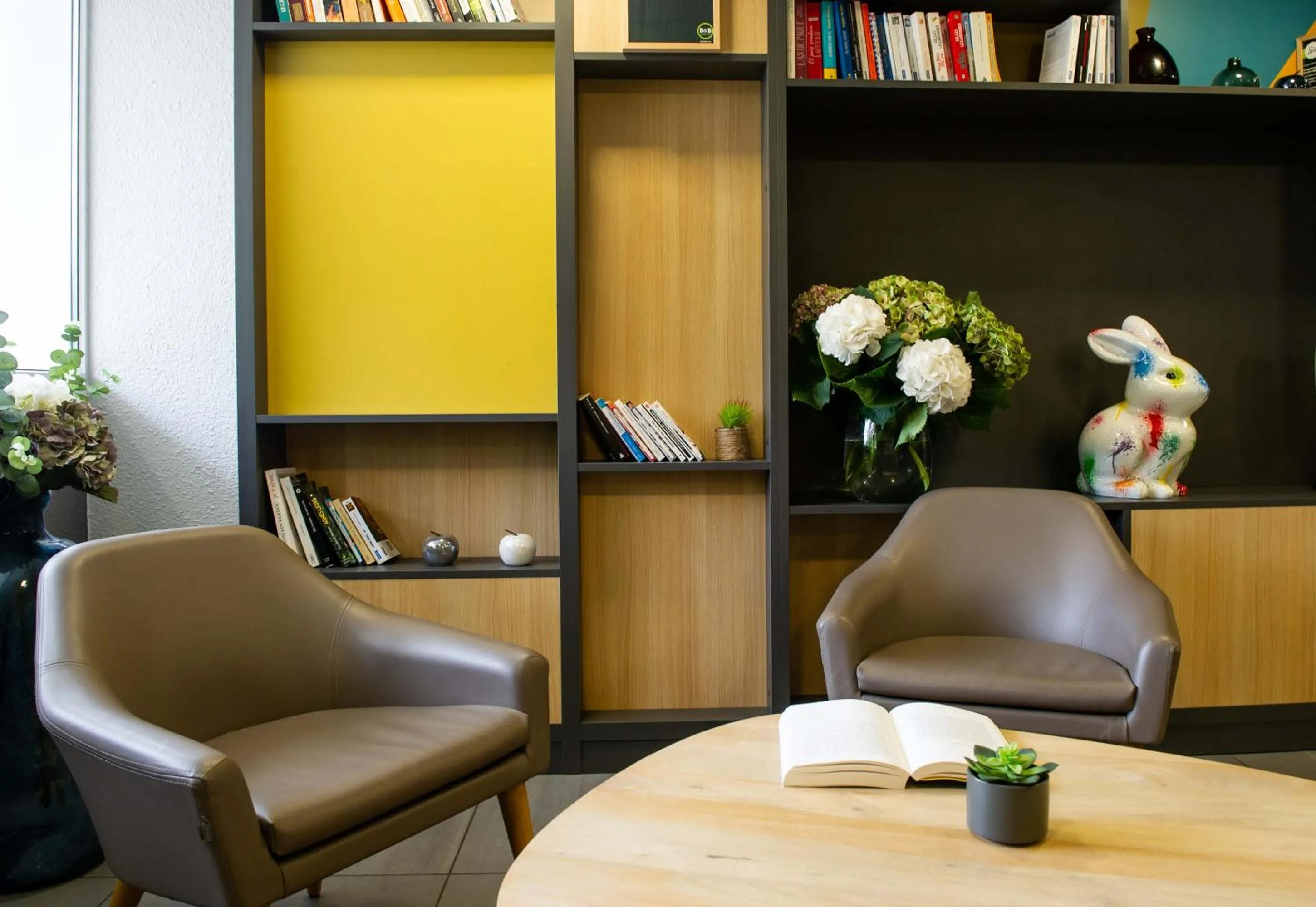 Seating area in B&B HOTEL Saint-Quentin