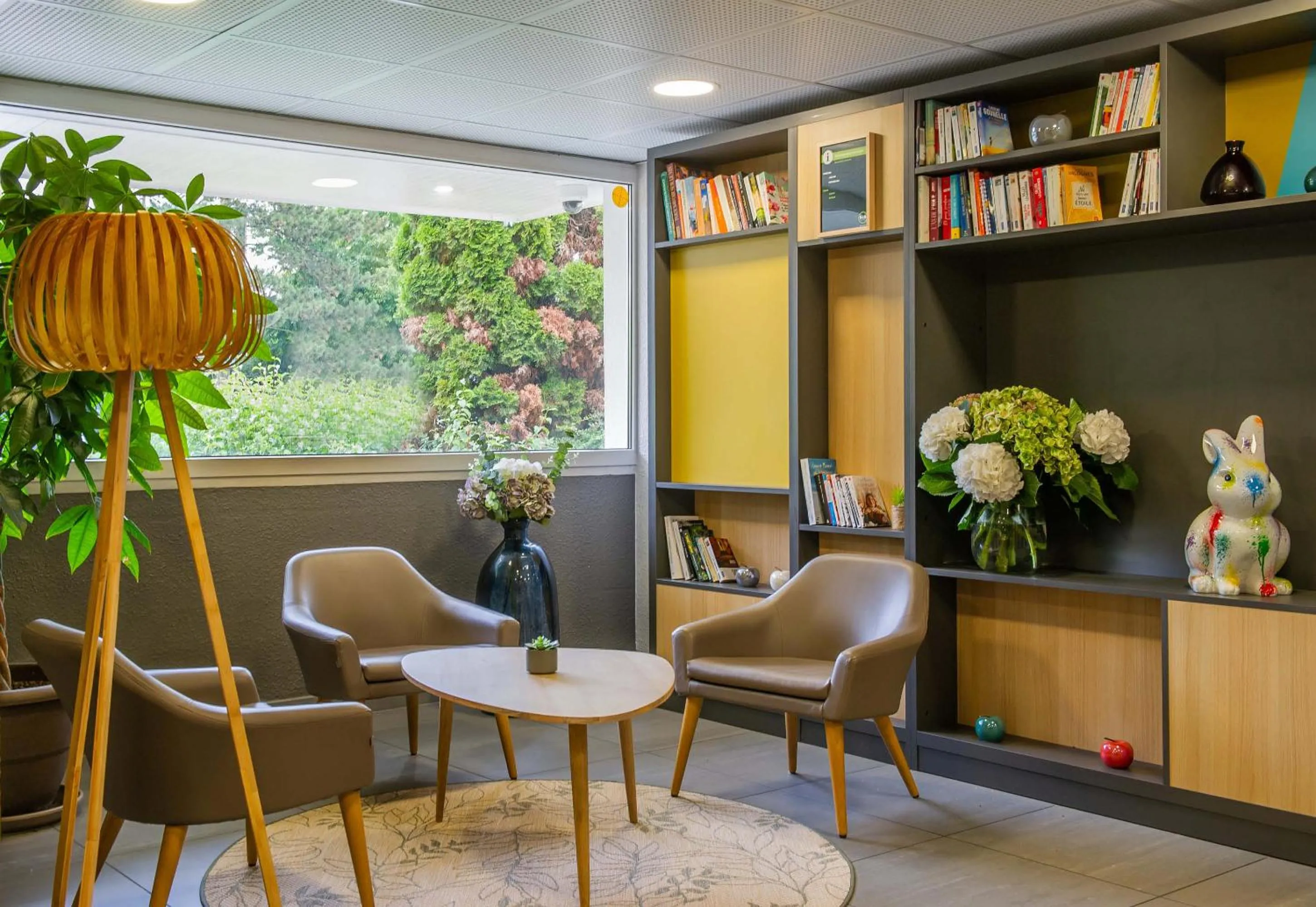 Seating area in B&B HOTEL Saint-Quentin