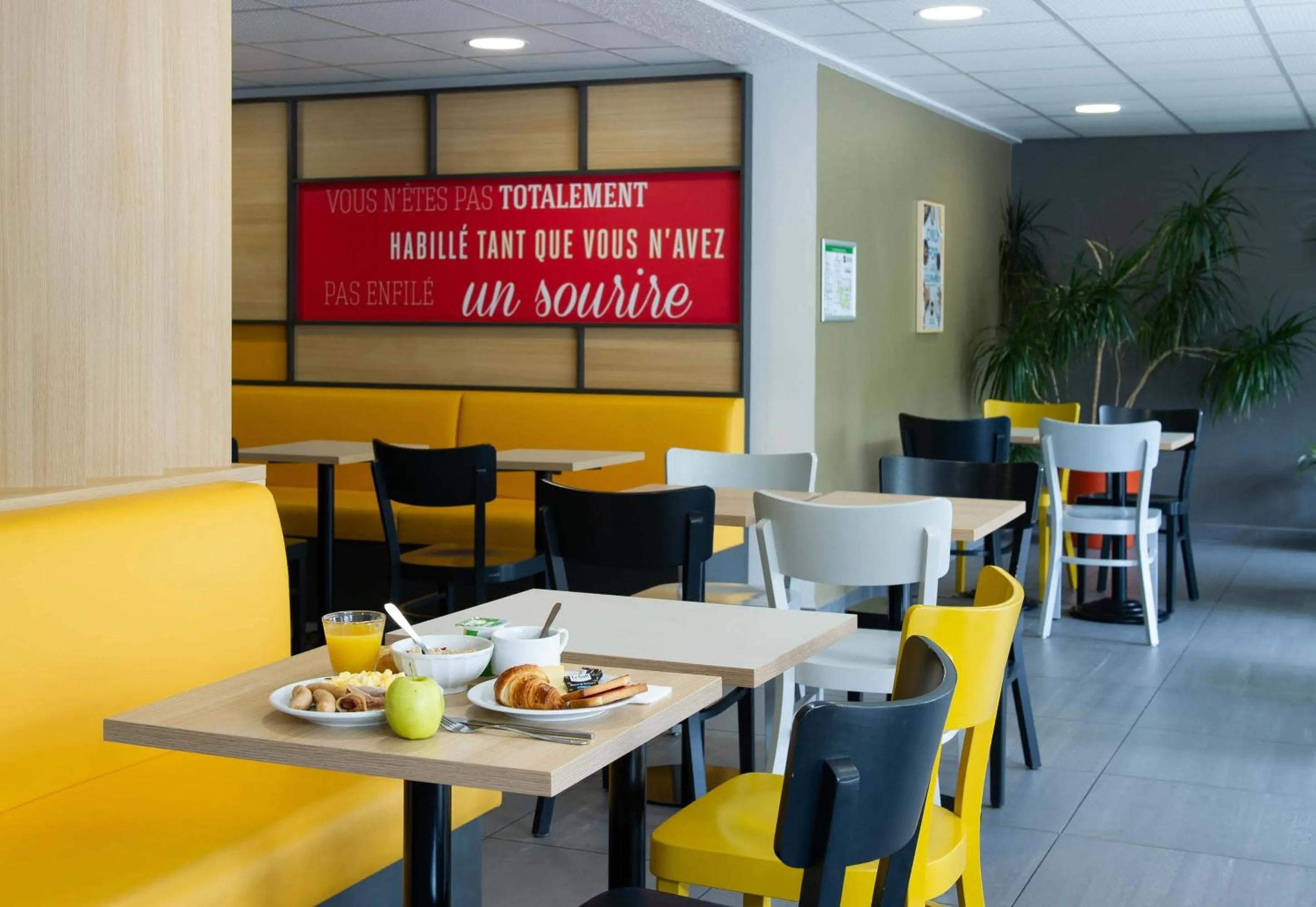 Restaurant/places to eat in B&B HOTEL Saint-Quentin